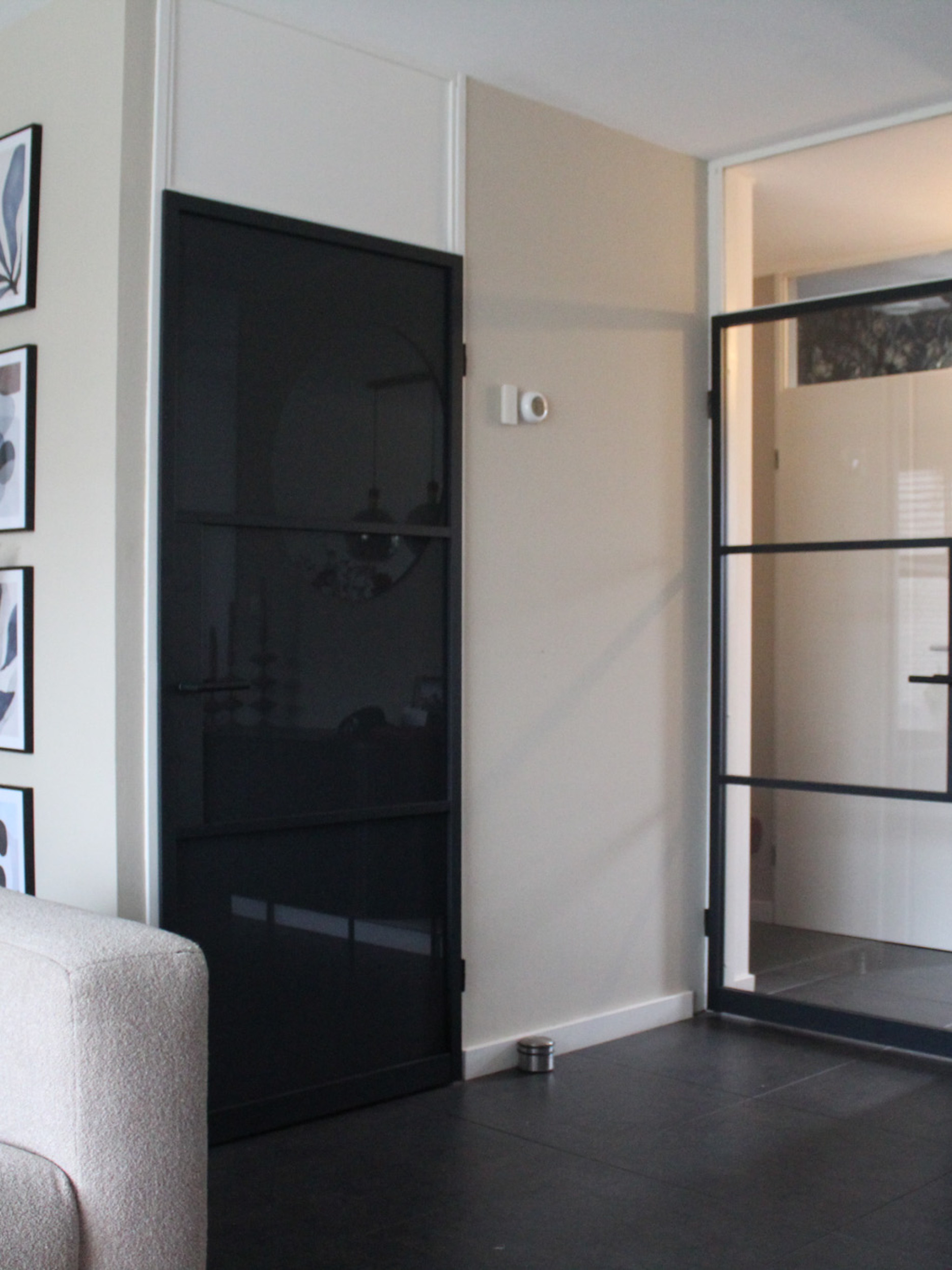 zwart stalen deur in bestaand kozijn GewoonGers