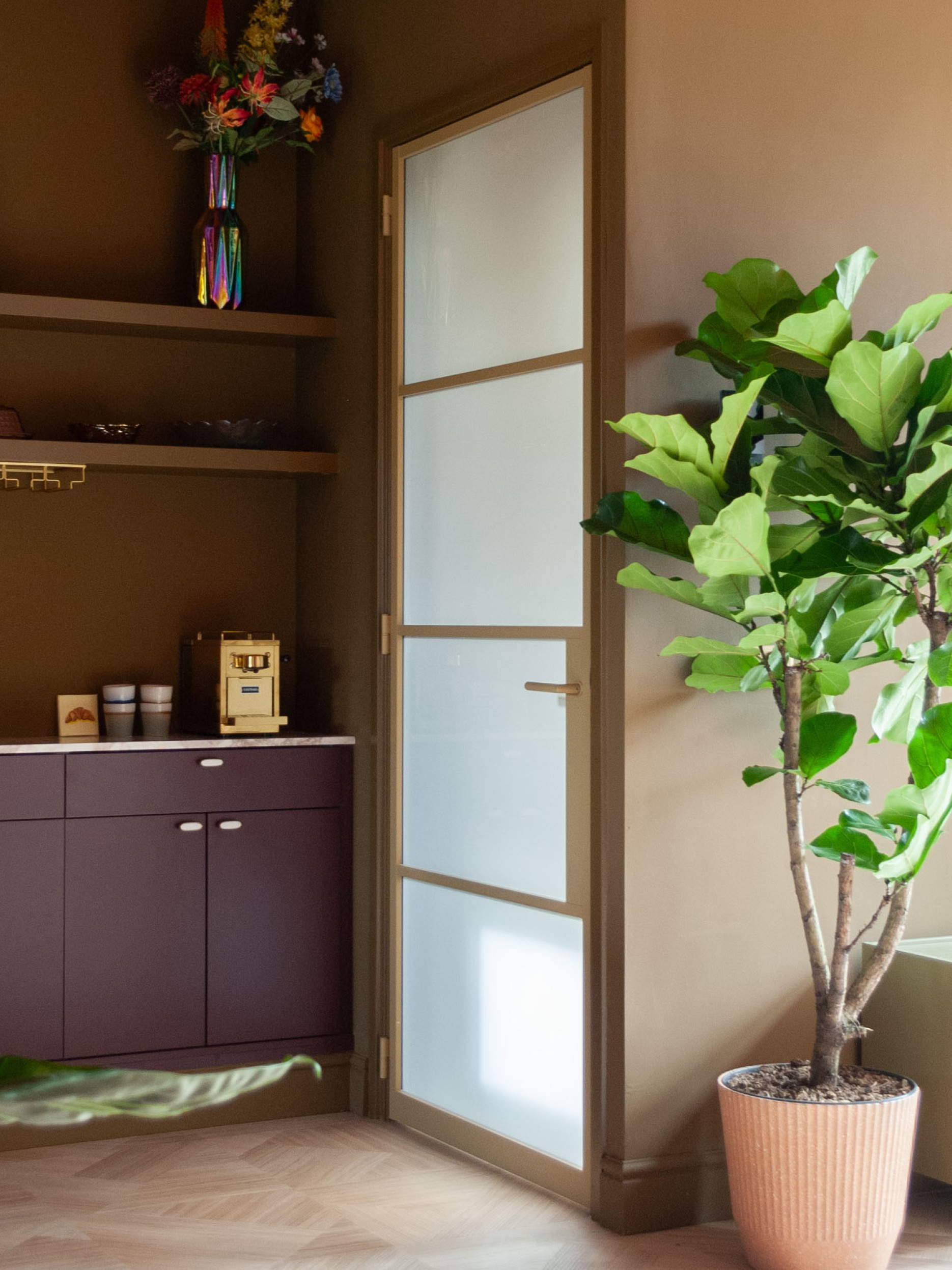 gouden deur wonen met kleur woonkamer wooninspiratie stalen deur Gewoongers