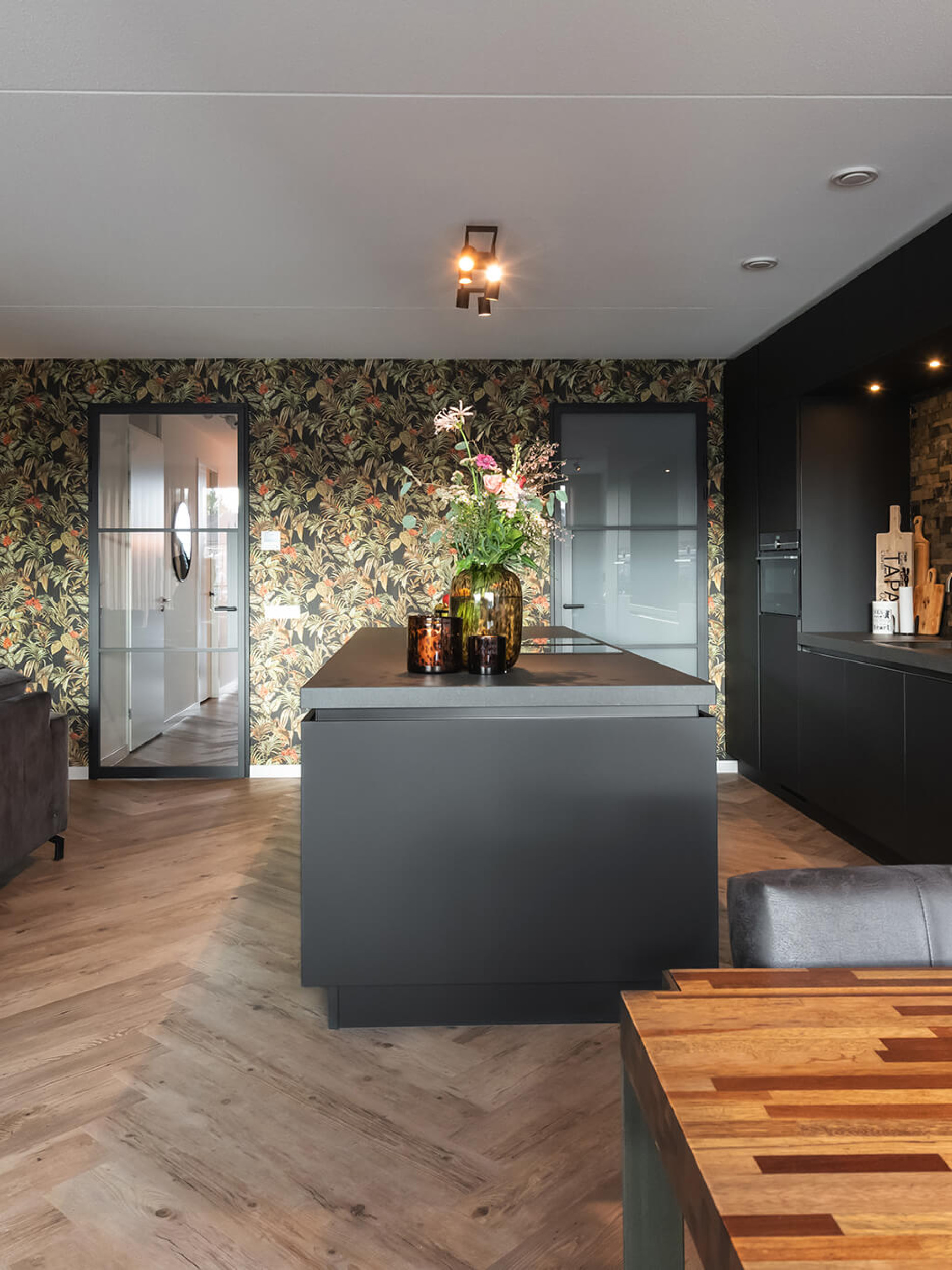 zwarte opdekdeur met glas gewoongers