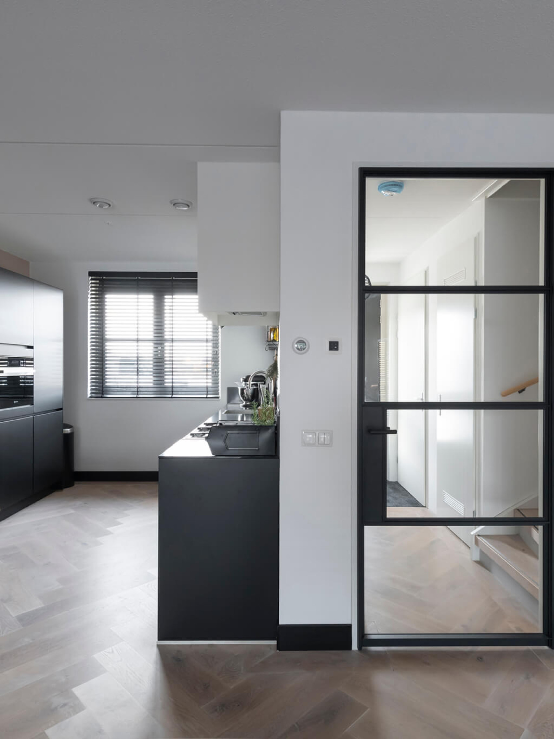 zwart stalen deur met glas gewoon gers