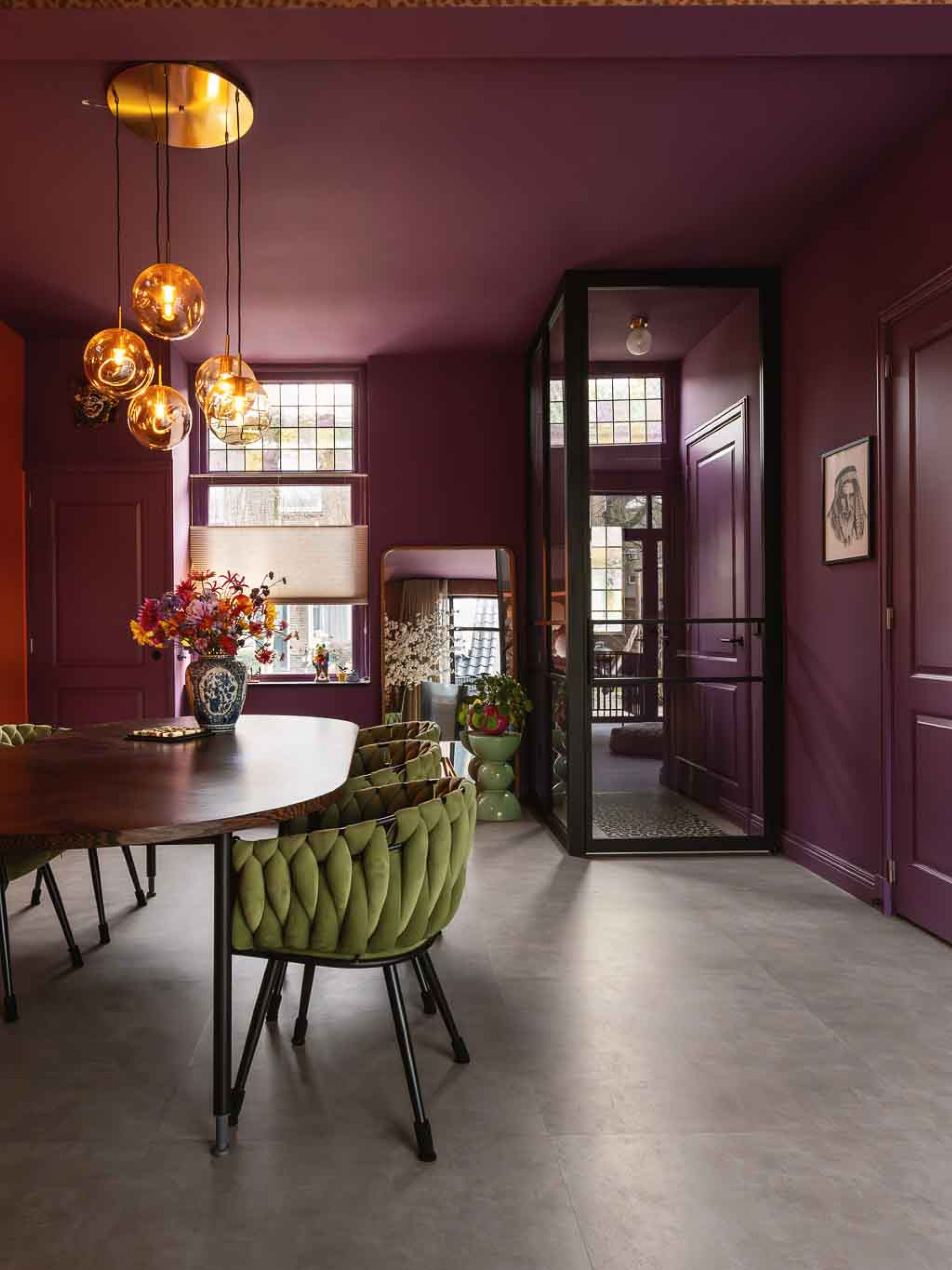 zwarte deur met glas van GewoonGers voor kleurrijk interieur