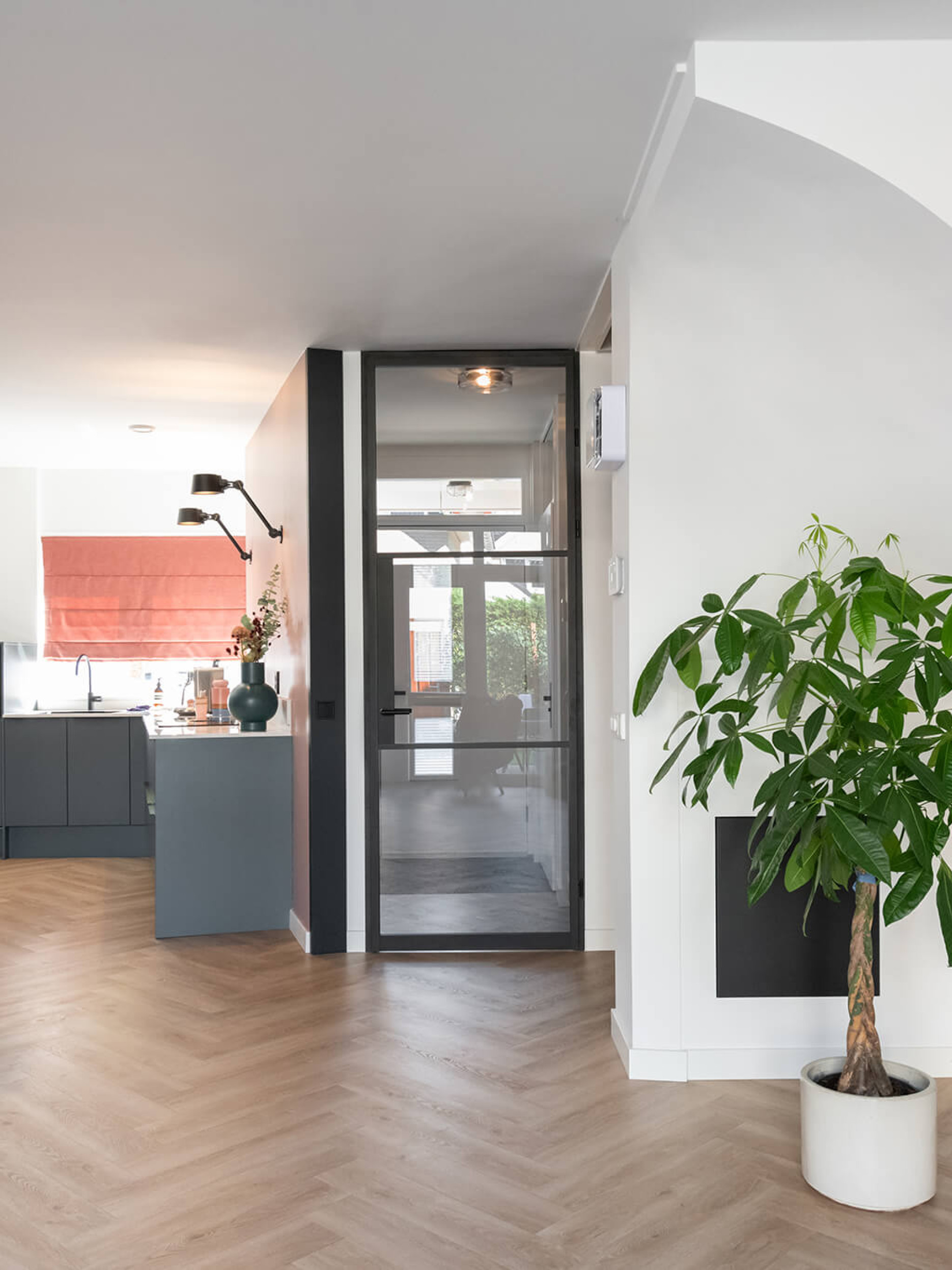 zwarte deur met rookglas