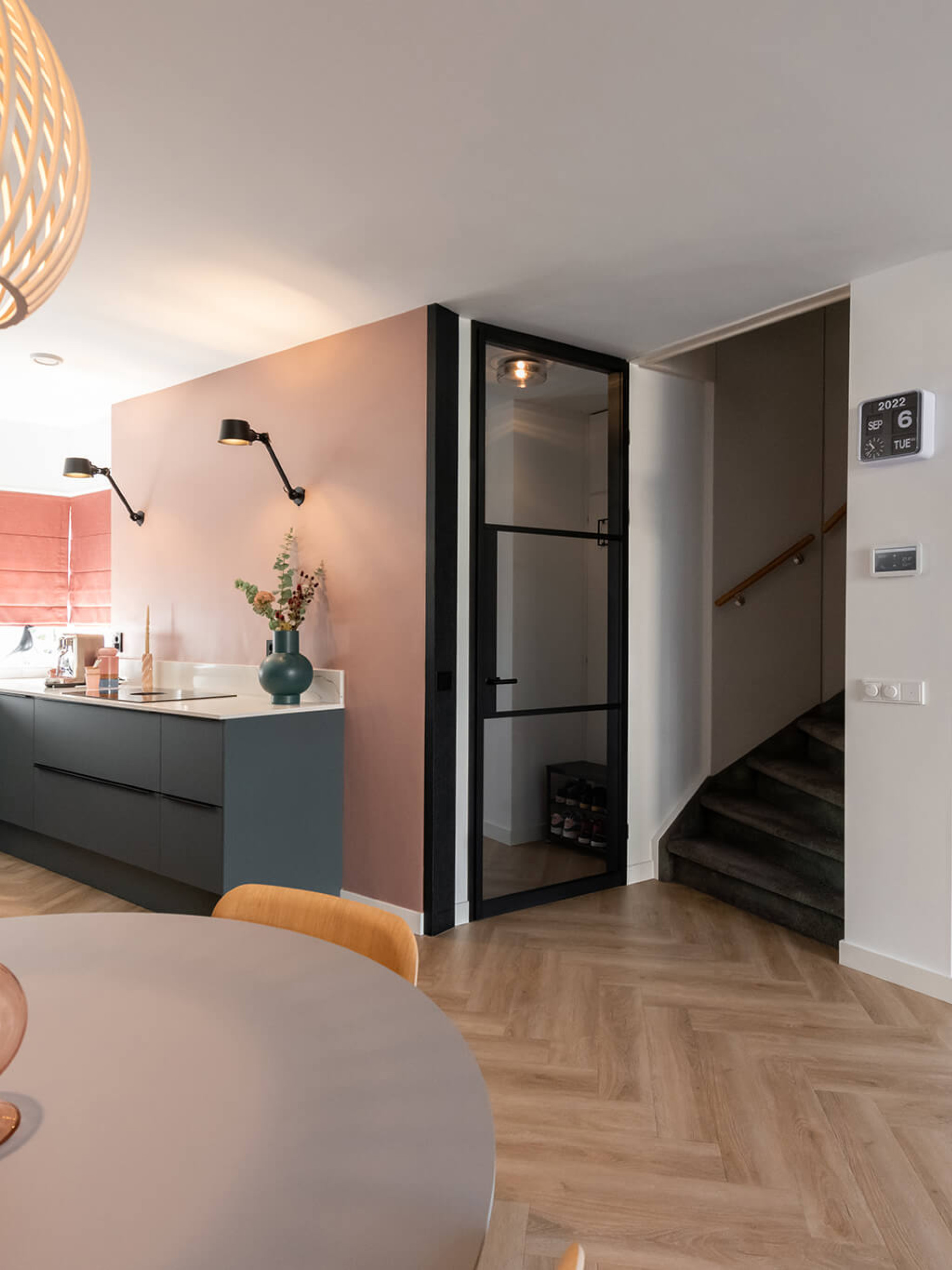 zwarte deur met rookglas