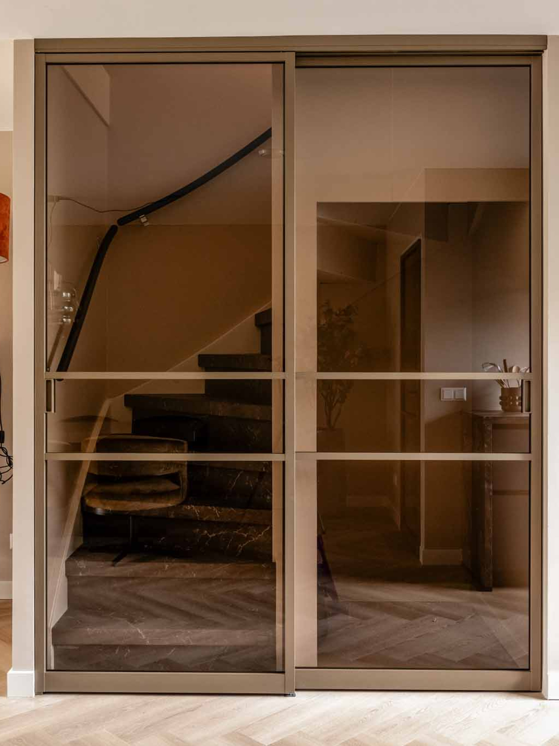 bronzen scSchuifdeur rookglas gewoongers stalen deur schuifwand trap afsluiten aluminium vs stalen deur