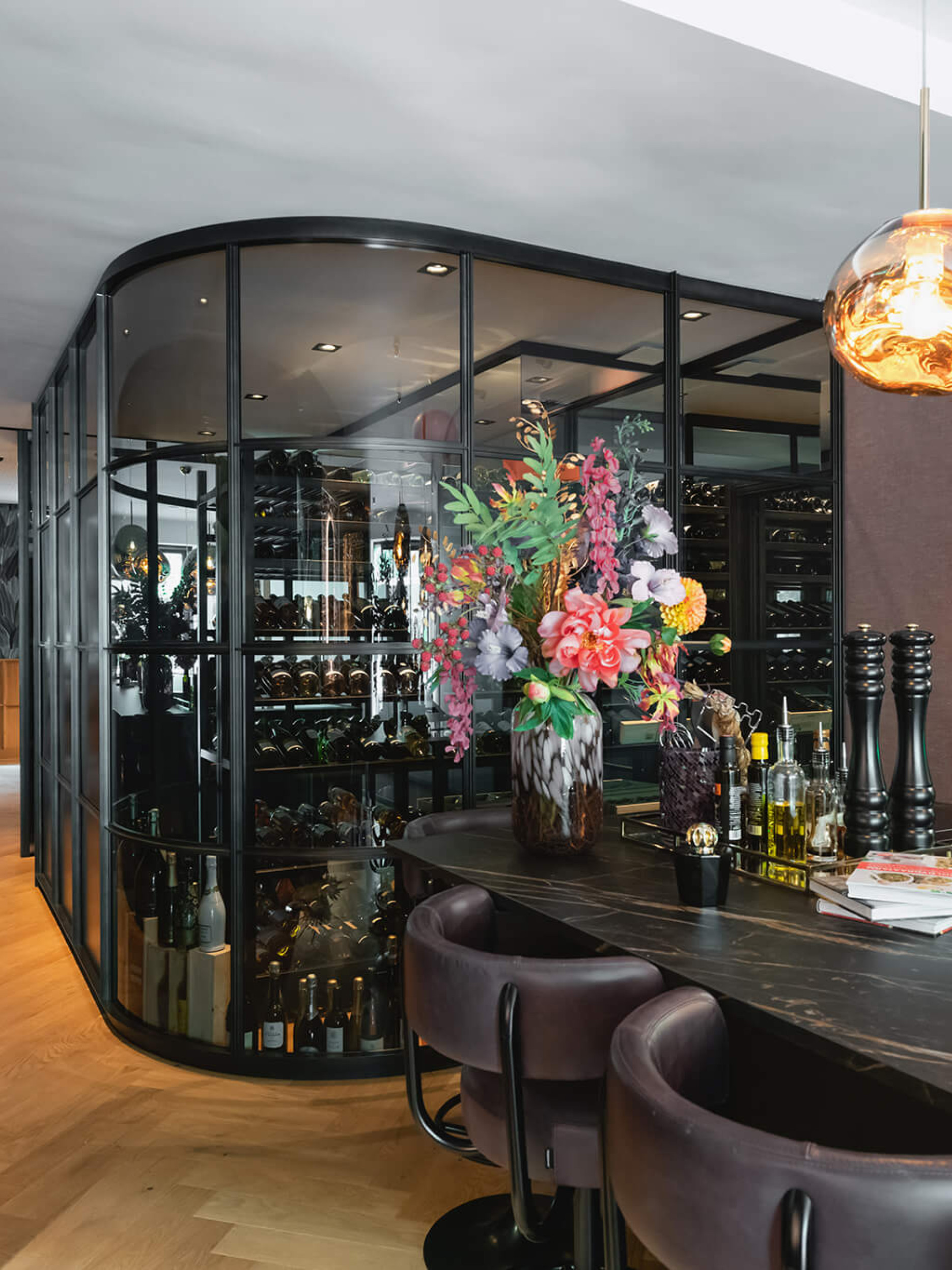 interieur design ronde glaswand