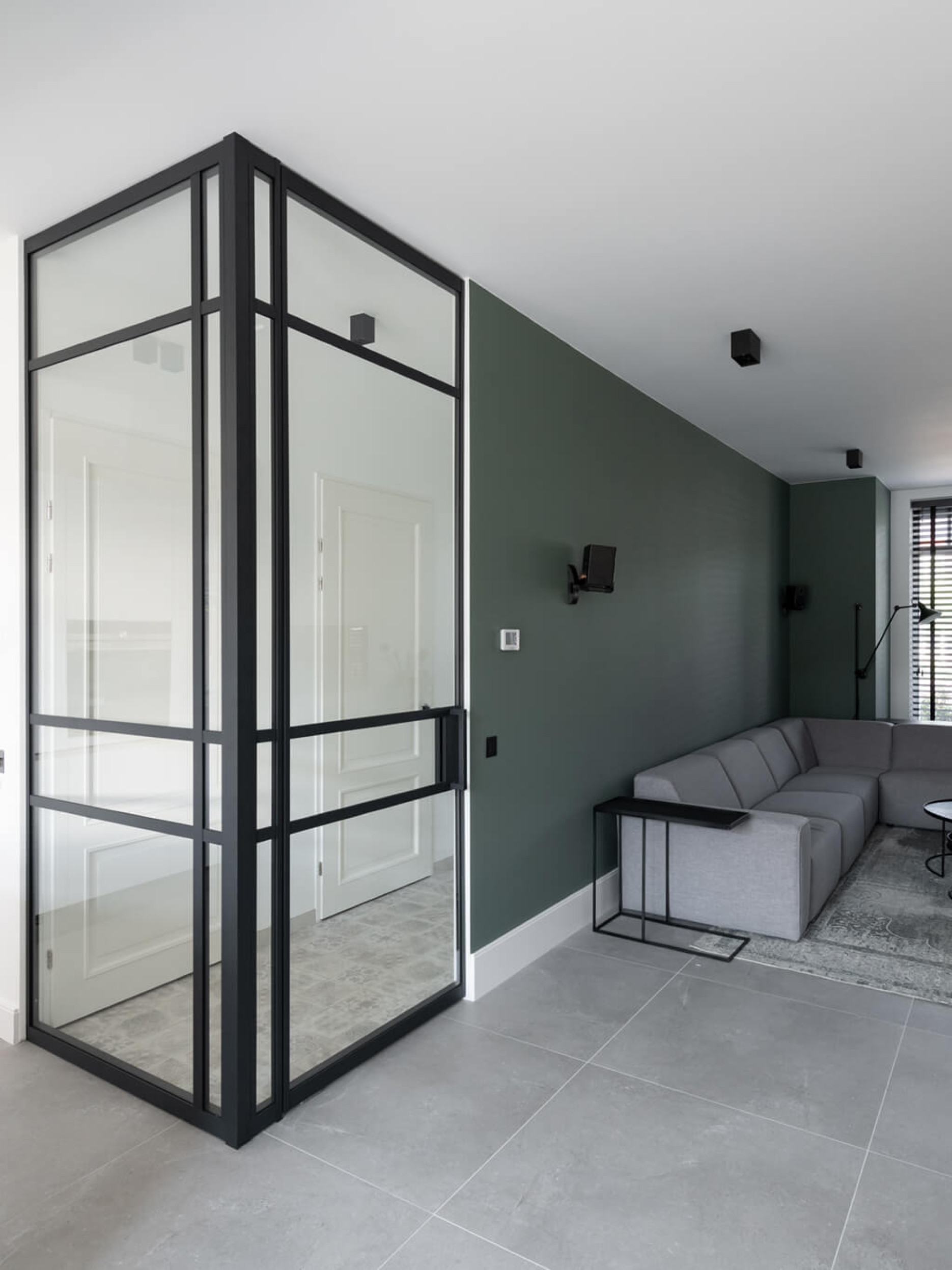 glazen hoek wand met aluminium taatsdeur hal woonkamer GewoonGers