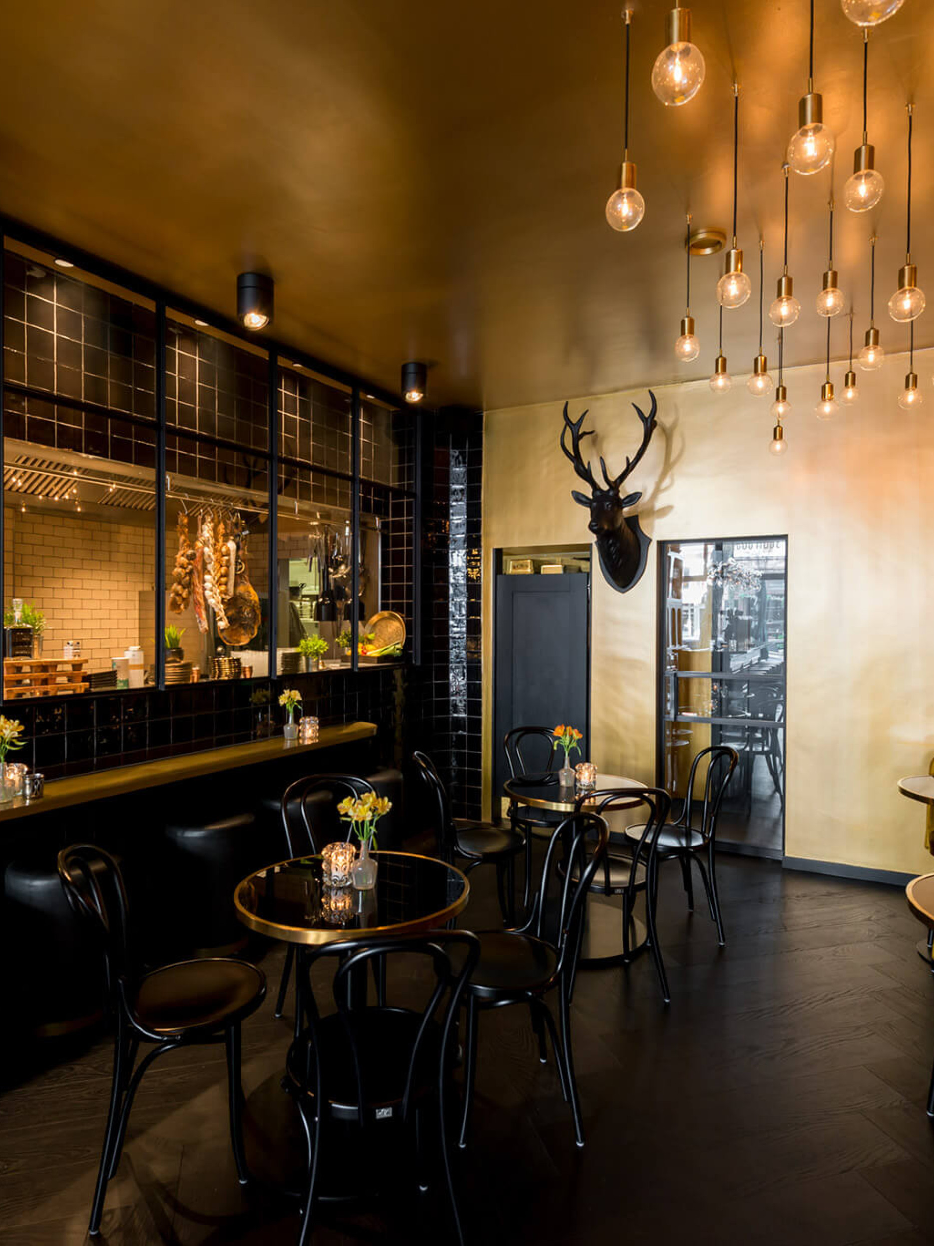 horeca interieur ronde glaswand GewoonGers