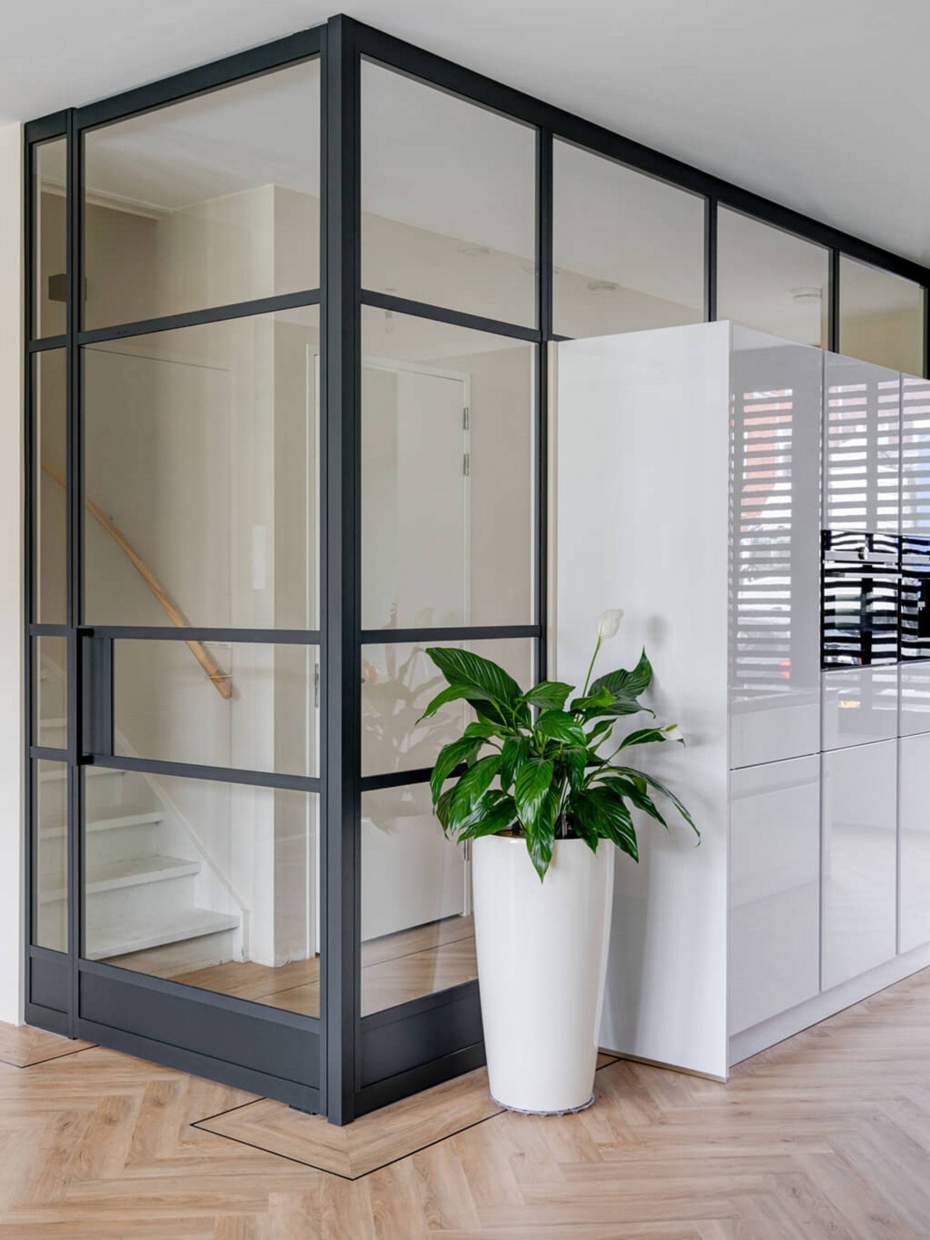 hoekwand glaswand GewoonGers keuken kasten ombouw stalen deur