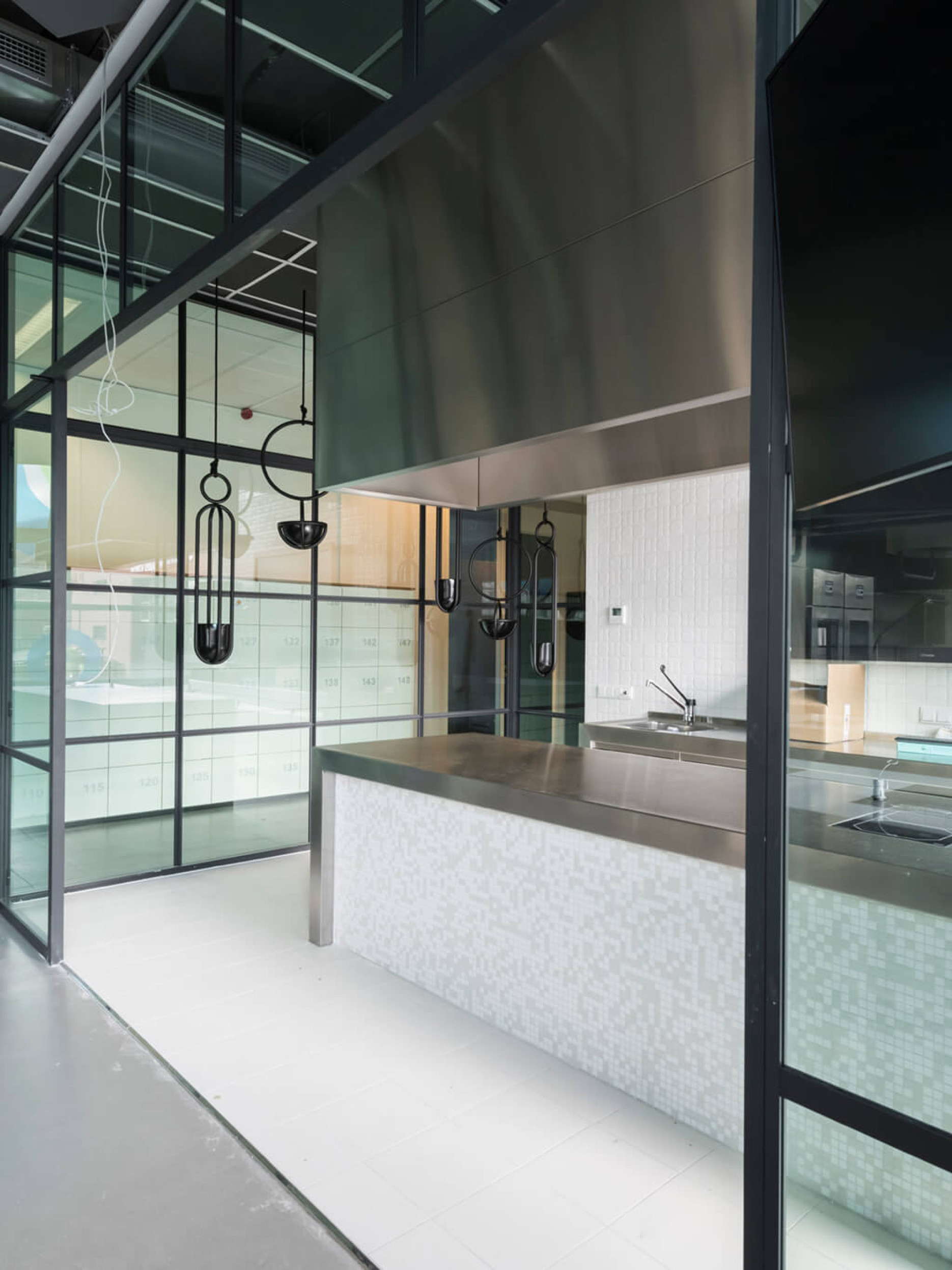 kantoorwanden met groen glas gewoongers