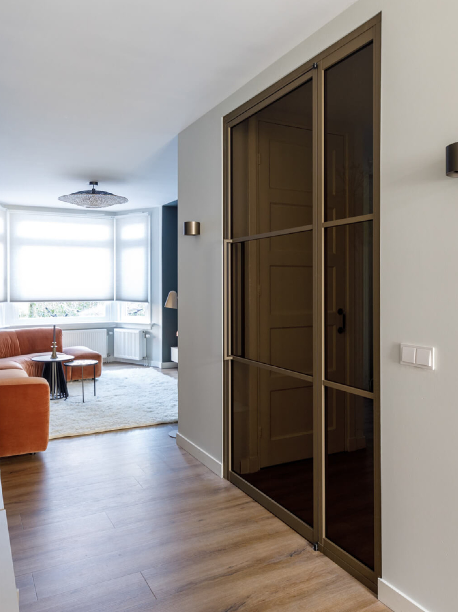 Bronzen stalen deur woonkamer naar gang GewoonGers vtwonen Gers deur