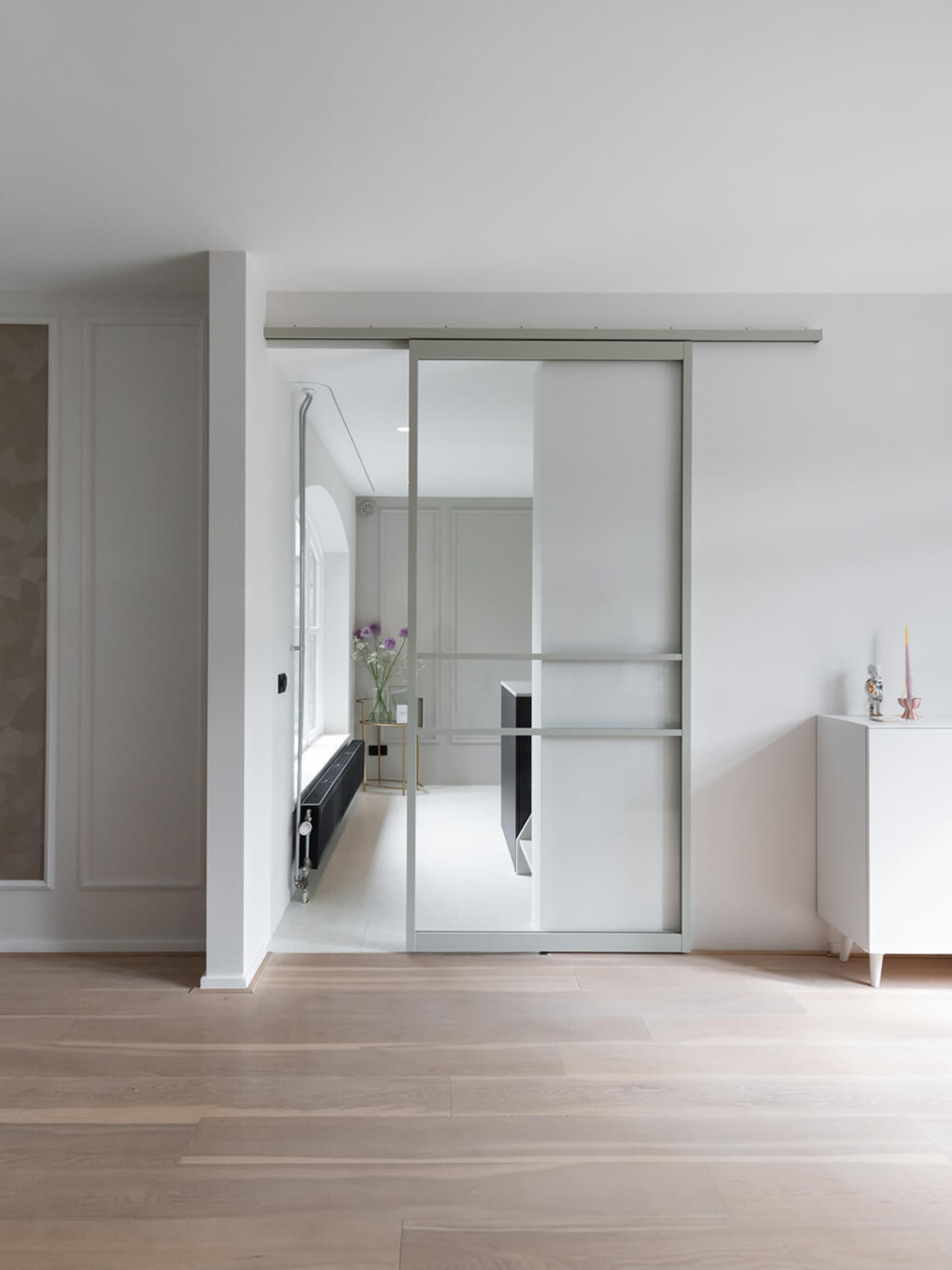 schuifdeur lichtgrijs interieur gewoongers