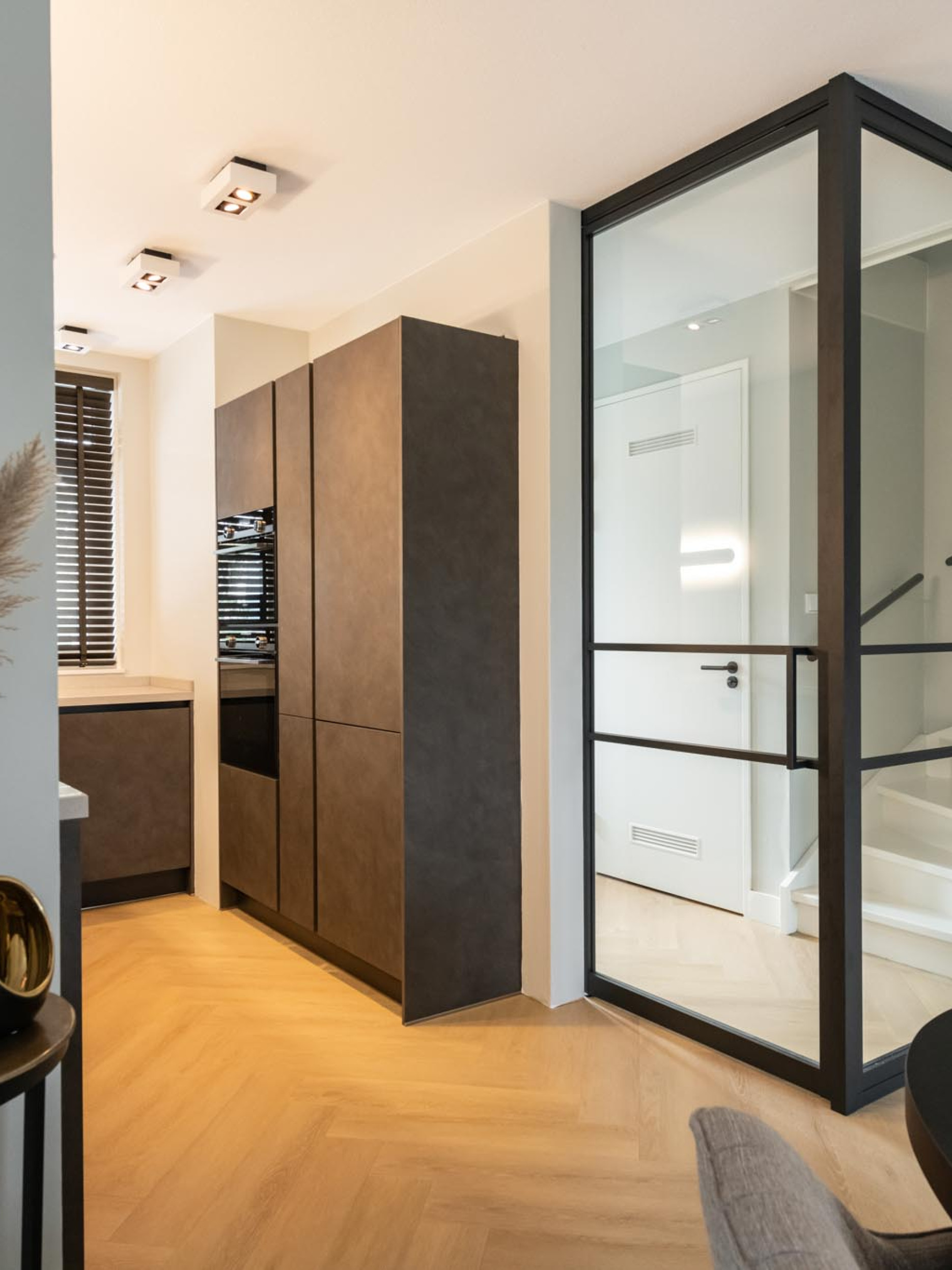 schuifdeur hal woonkamer glaswand interieur inspiratie gang inrichten