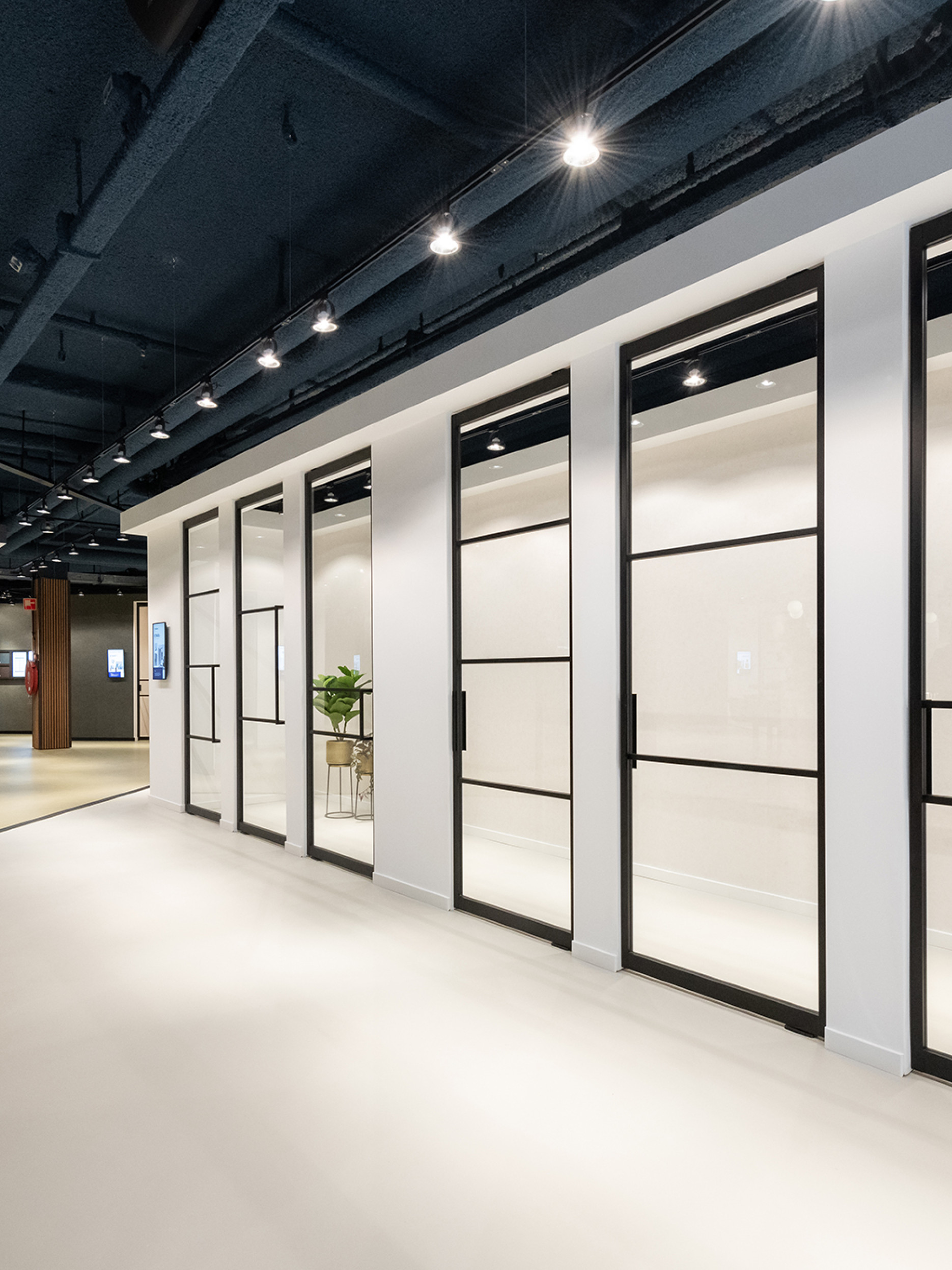 zwarte stalen deuren met glas Gers binnendeuren winkel Amsterdam GewoonGers