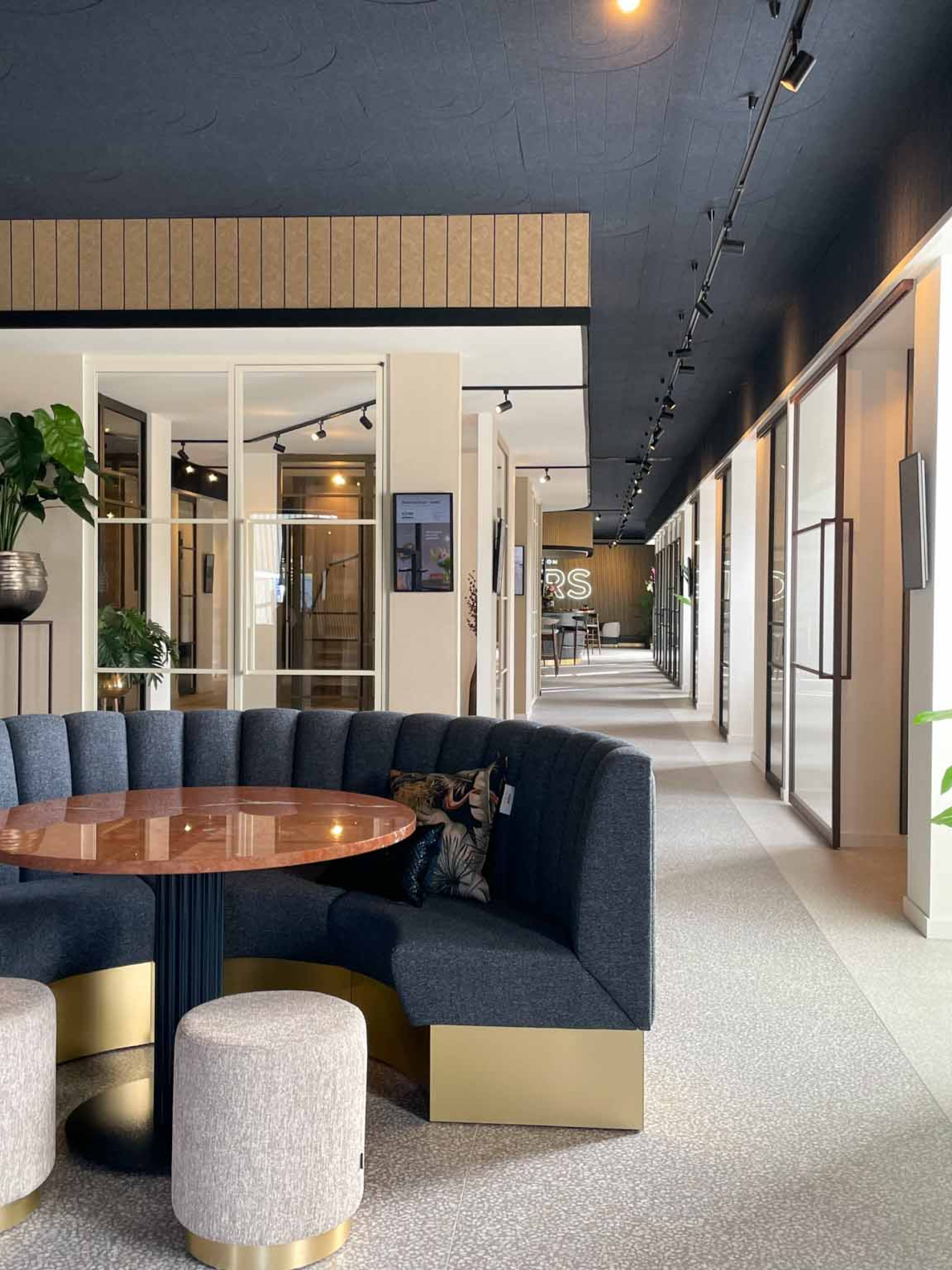 showroom GewoonGers Vlaardingen binnendeuren en akoestische panelen