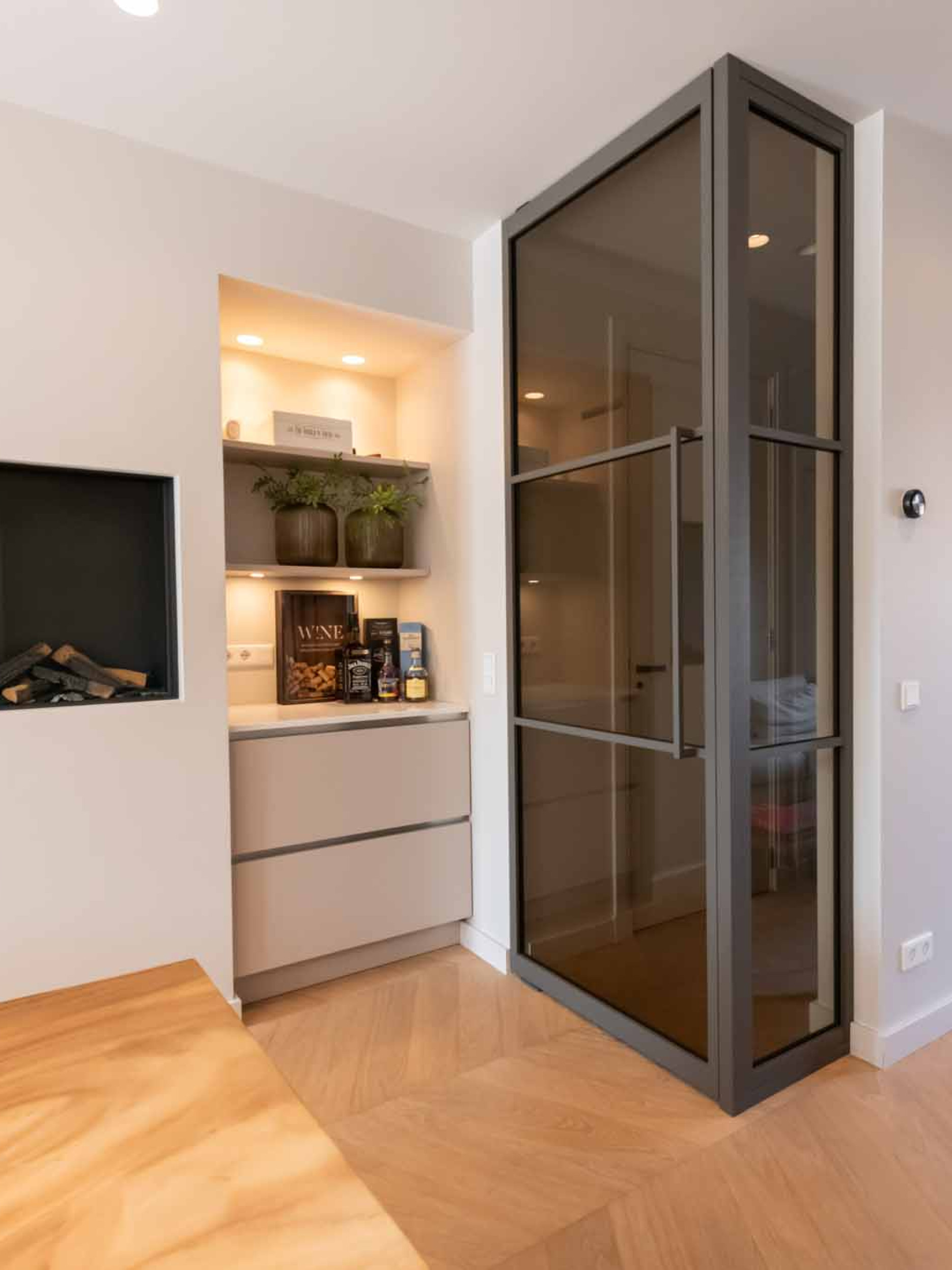 gekleurde stalen taatsdeur met brons rookglas en handgreep