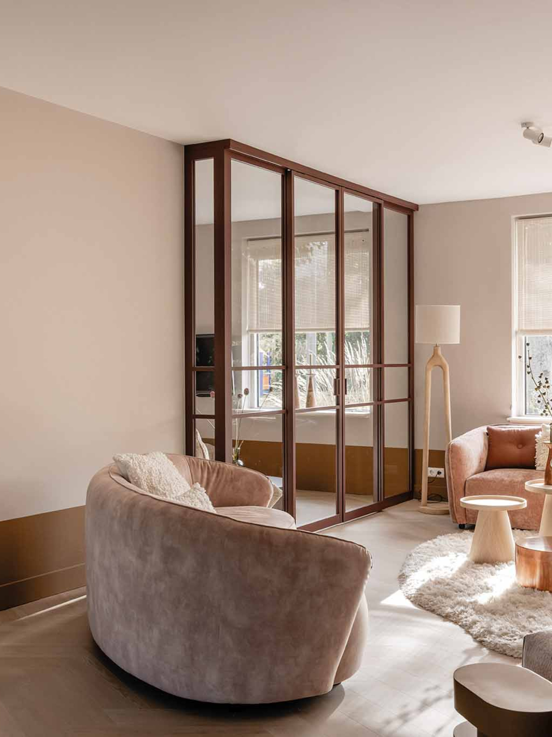 vtwonen stalen schuifdeuren roestbruine deur glaswand glazen pui GewoonGers