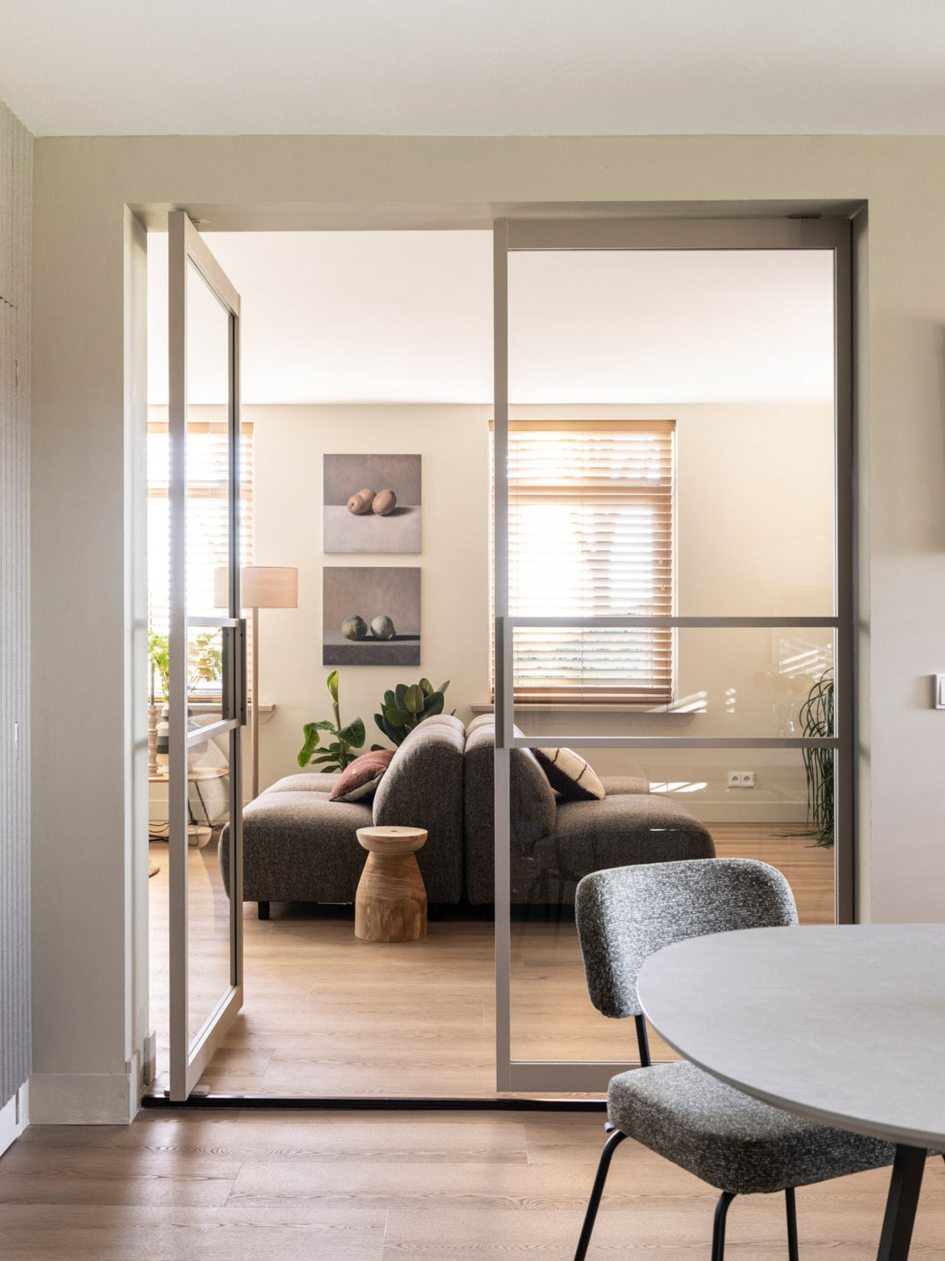 openslaande taatsdeuren met glas en akoestische panelen GewoonGers