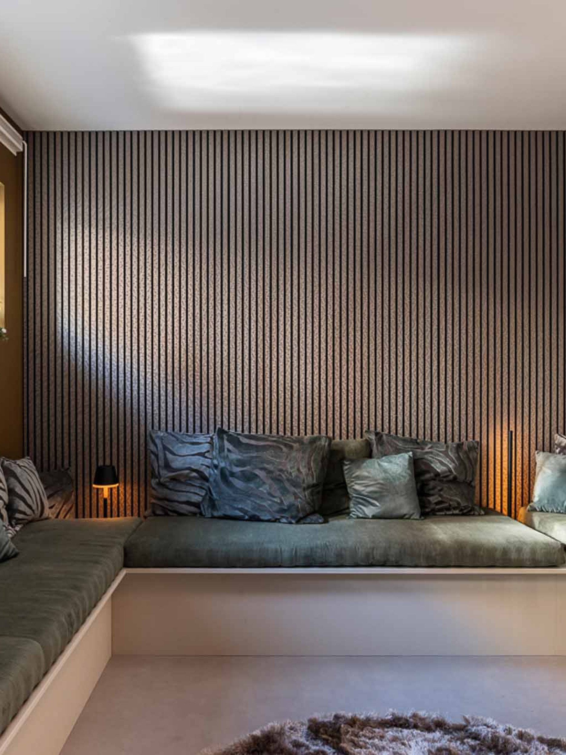 vtwonen metallic akoestische panelen wandpaneel taupe met zwart vilt lattenwand GewoonGers