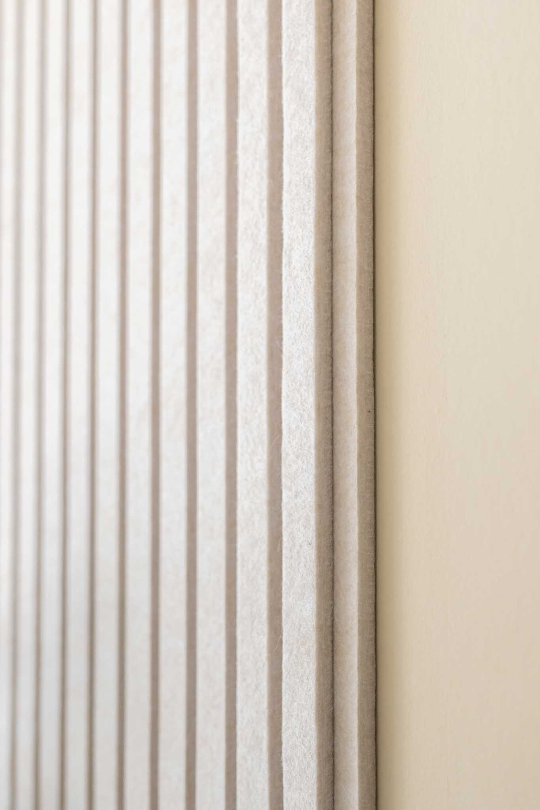 Vilten wandpanelen akupanel akoestisch paneel beige lattenwand GewoonGers