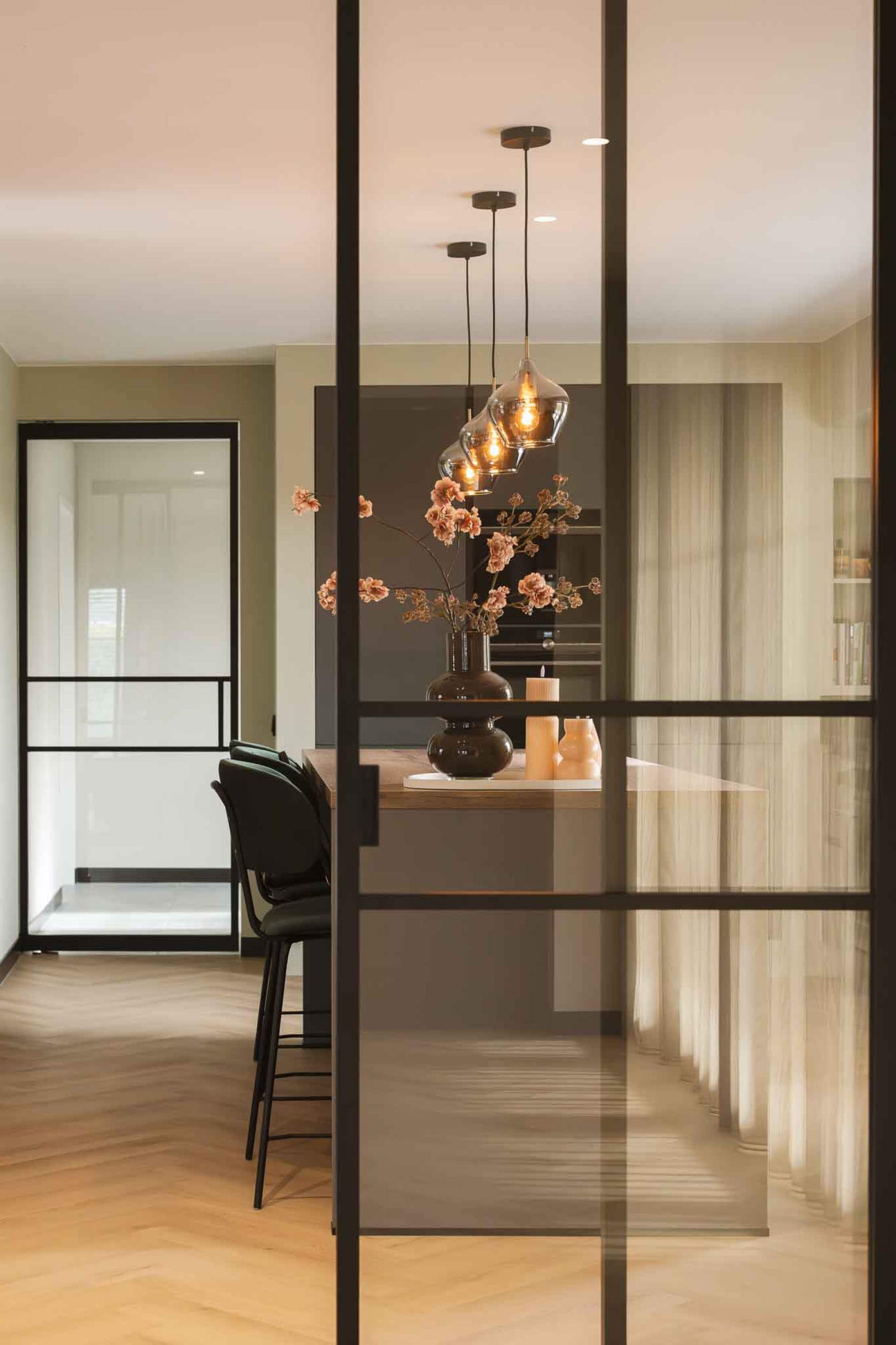 interieur met zwarte deuren van GewoonGers