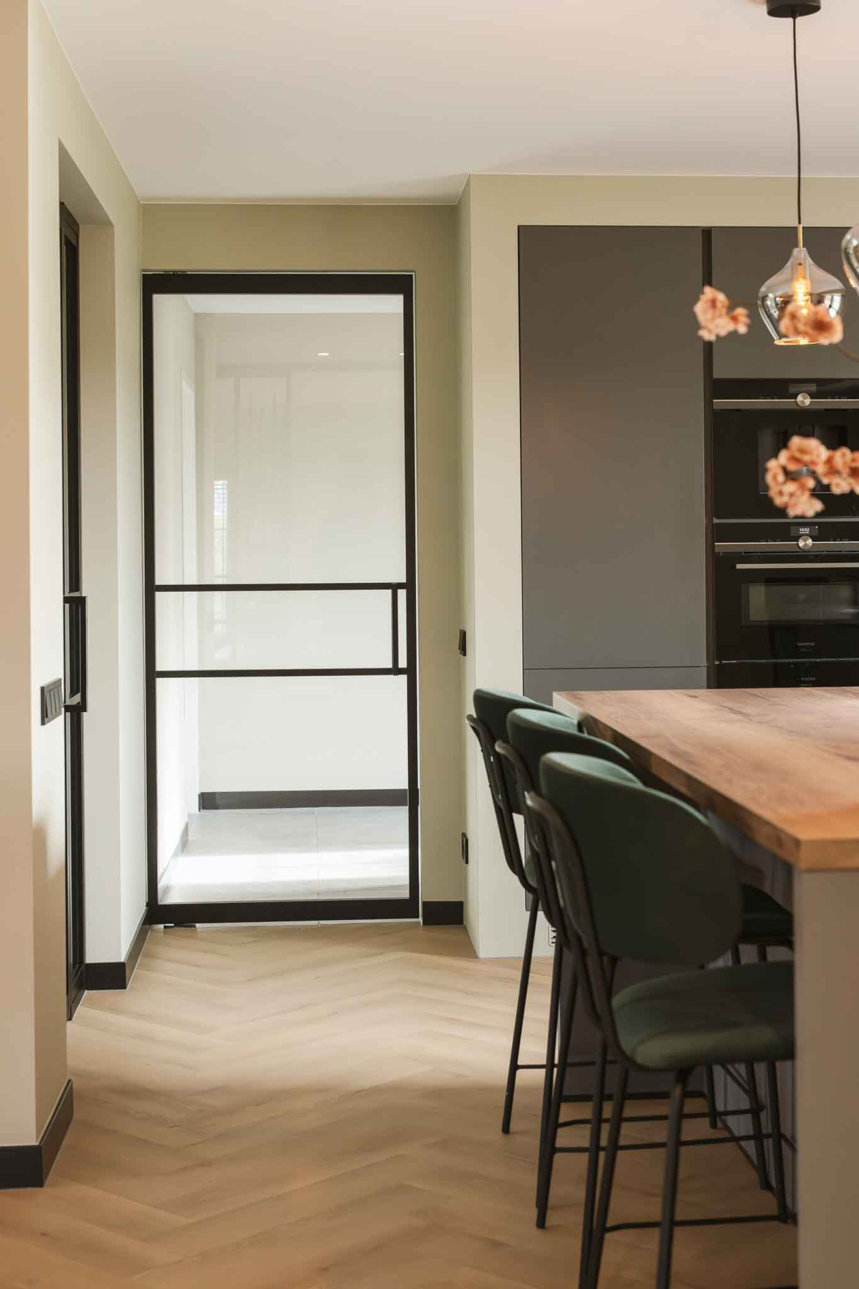 zwarte taatsdeur met glas van GewoonGers