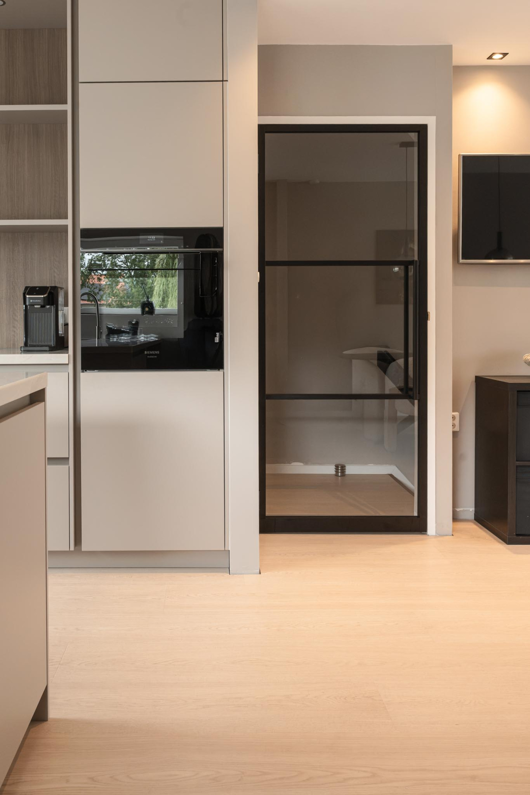 Rookglas deur met zwart frame van GewoonGers
