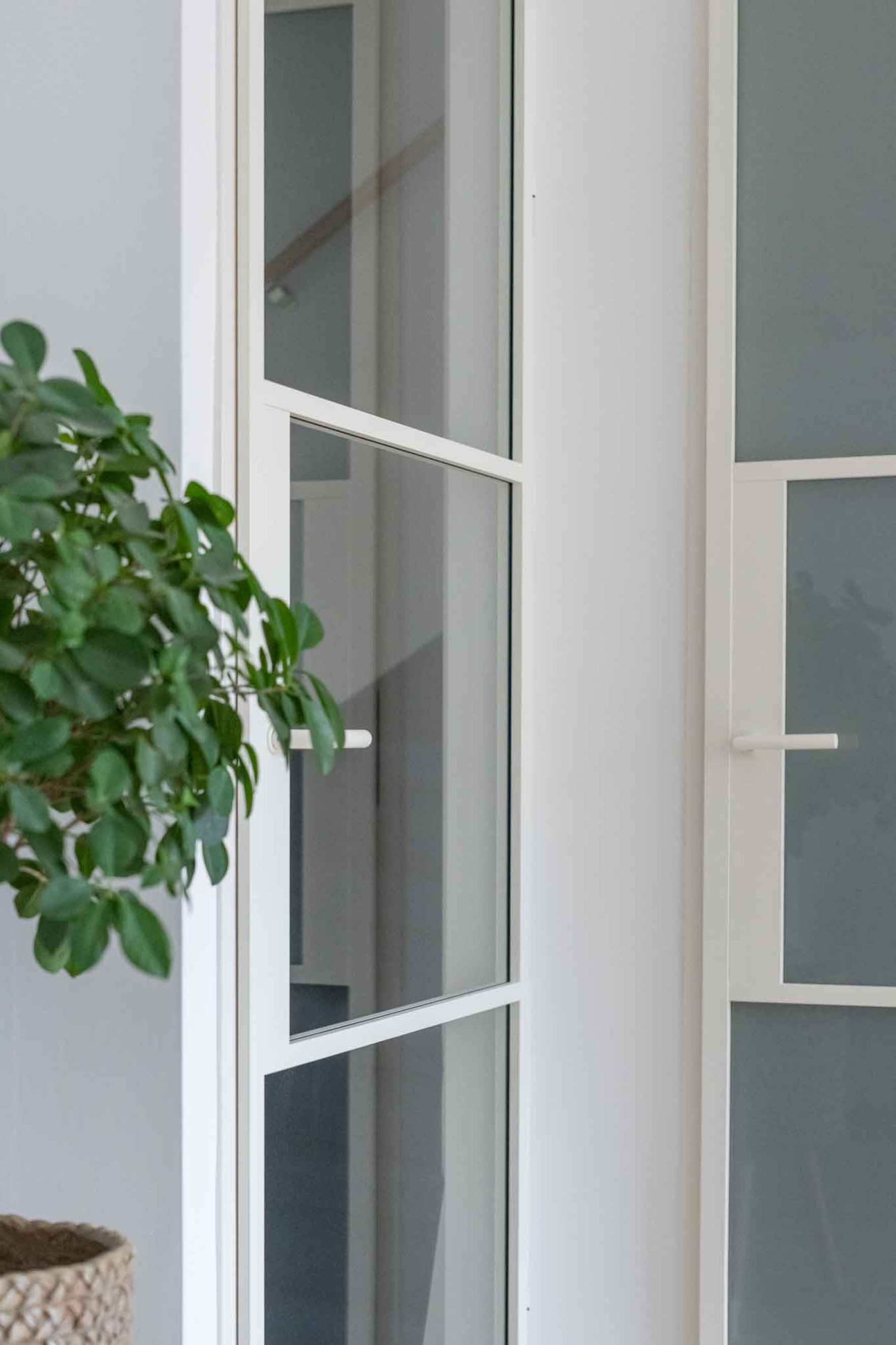 Witte stalen deur Gewoon Gers opdekdeur met glas