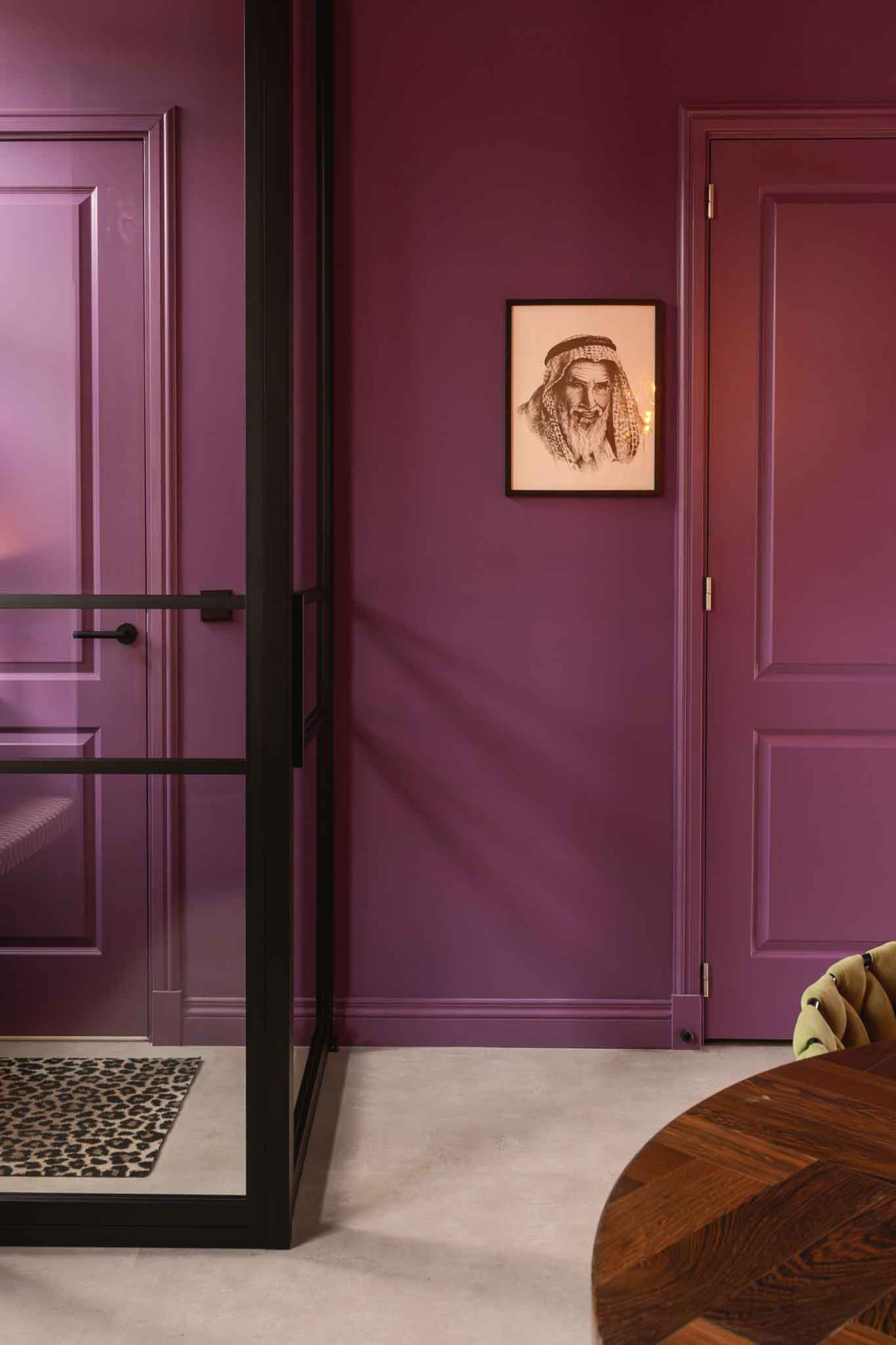 zwarte deur met glas van GewoonGers voor kleurrijk interieur