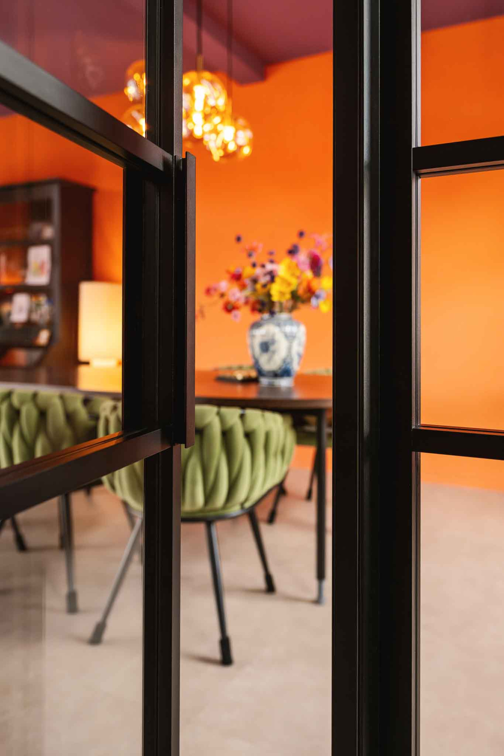 zwarte deur met glas van GewoonGers voor kleurrijk interieur