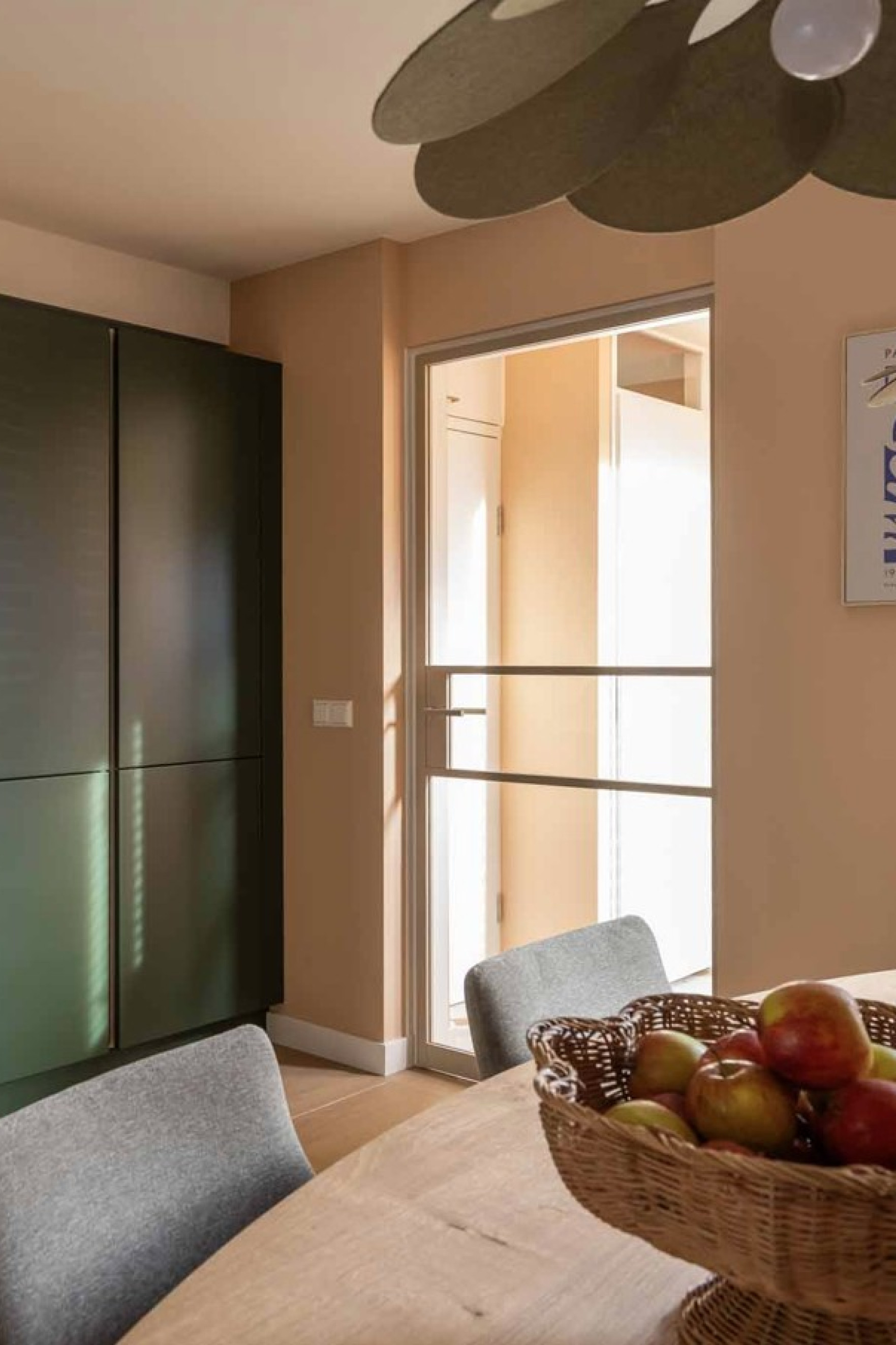 Opdekdeur voor bestaand kozijn in taupe van GewoonGers