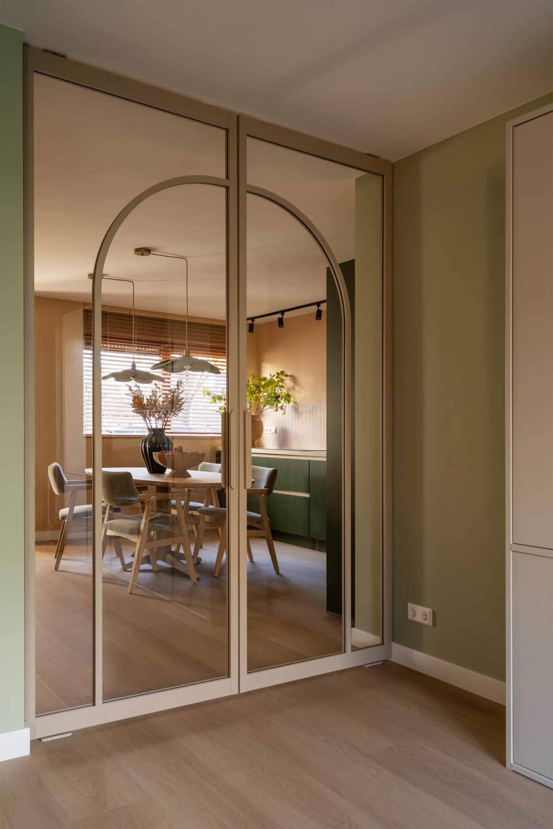 Interieur met beige stalen deuren GewoonGers Kopen Zonder Kijken