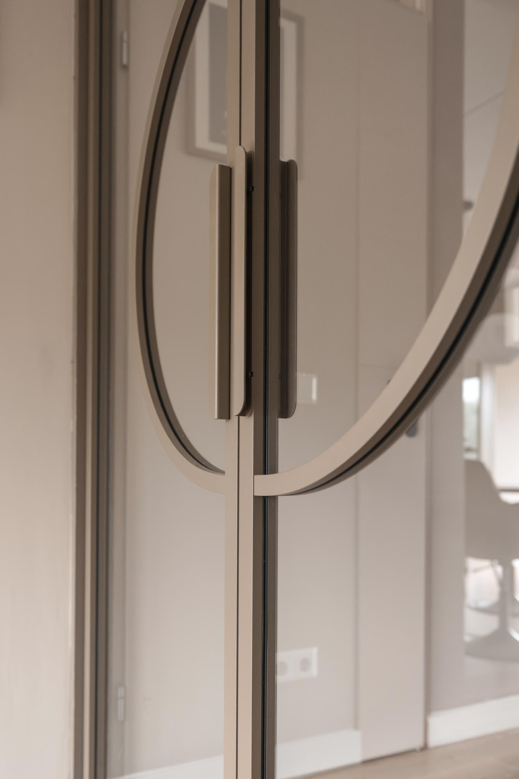 Detail van taatsdeuren met glas en ronde vorm van Gewoon Gers