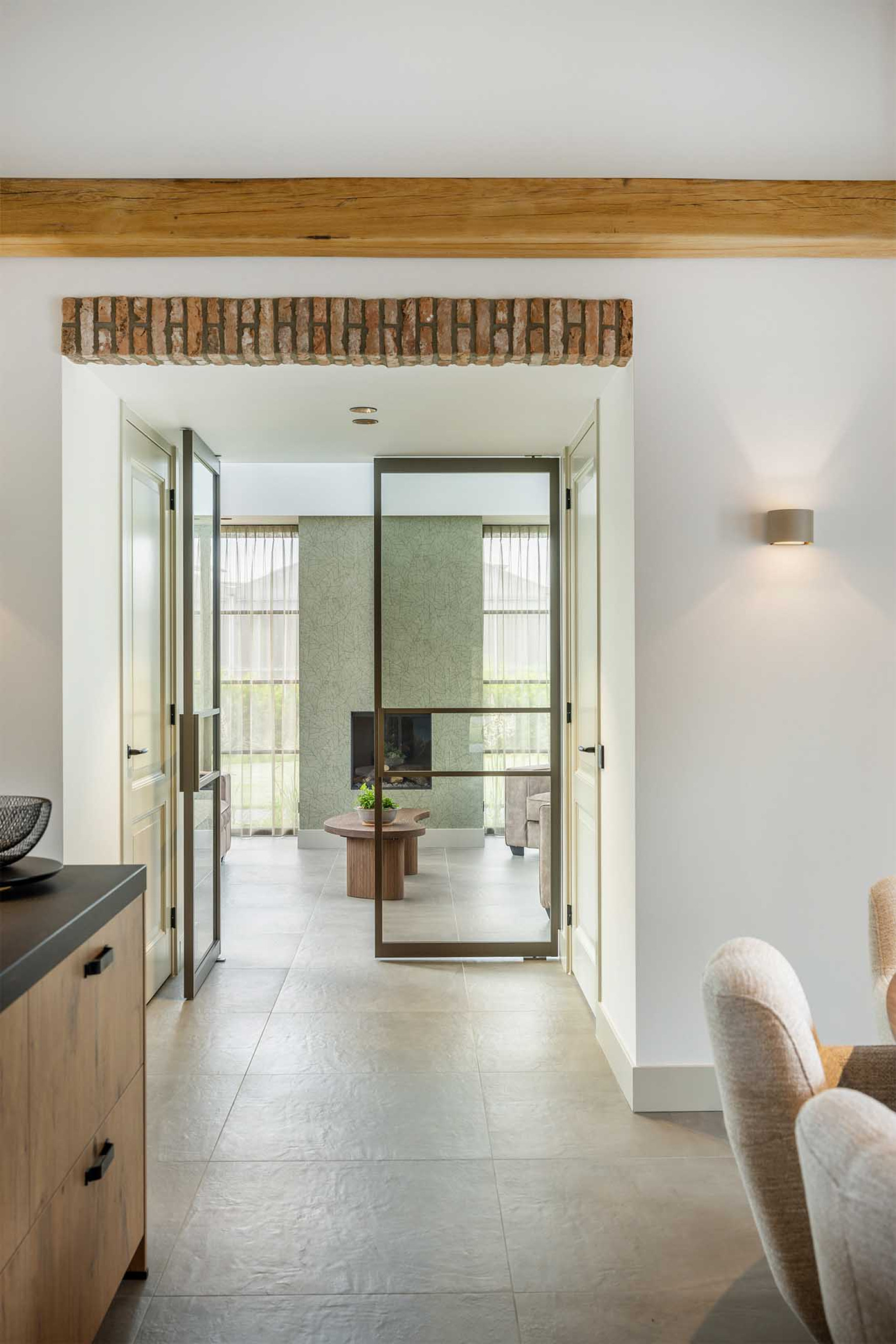 Dubbele taatsdeur met glas in landelijk interieur
