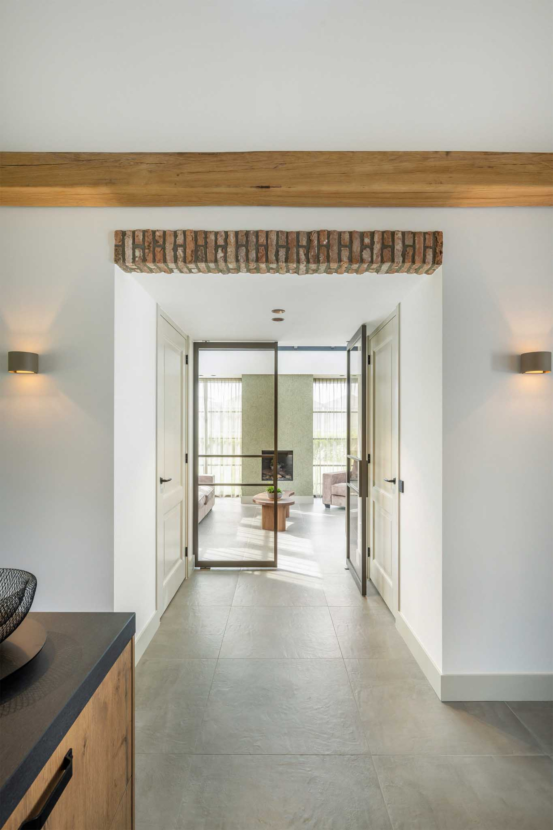 Openslaande taatsdeuren in landelijk interieur