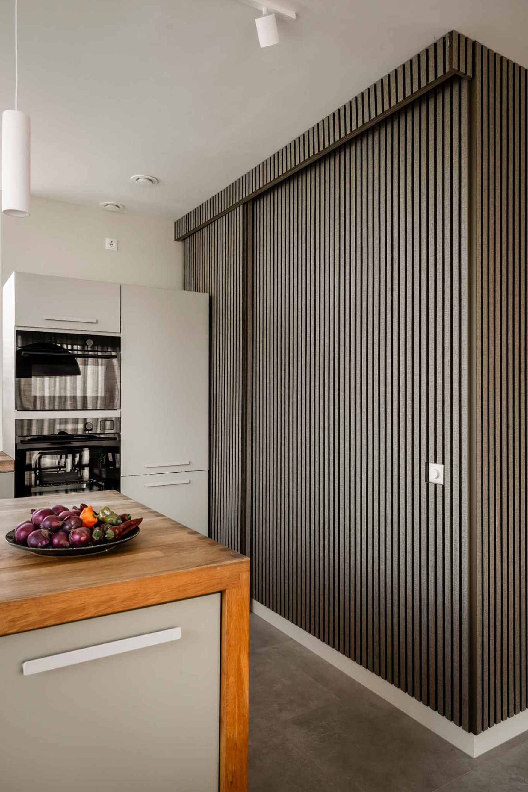 Kastdeur wegwerken met akoestische panelen lattenwand onzichtbare deur