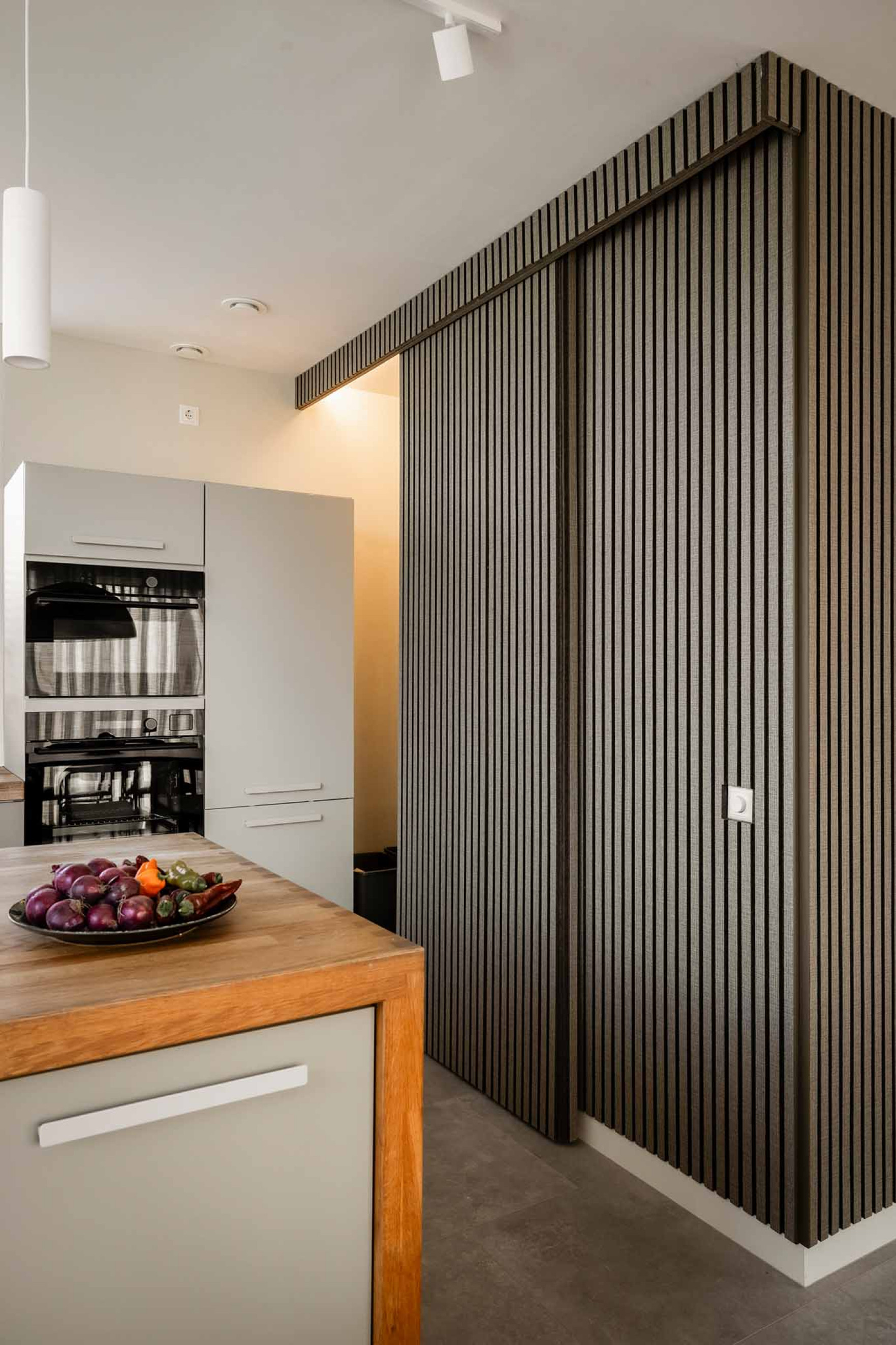 Kastdeur wegwerken met akoestische panelen lattenwand onzichtbare deur