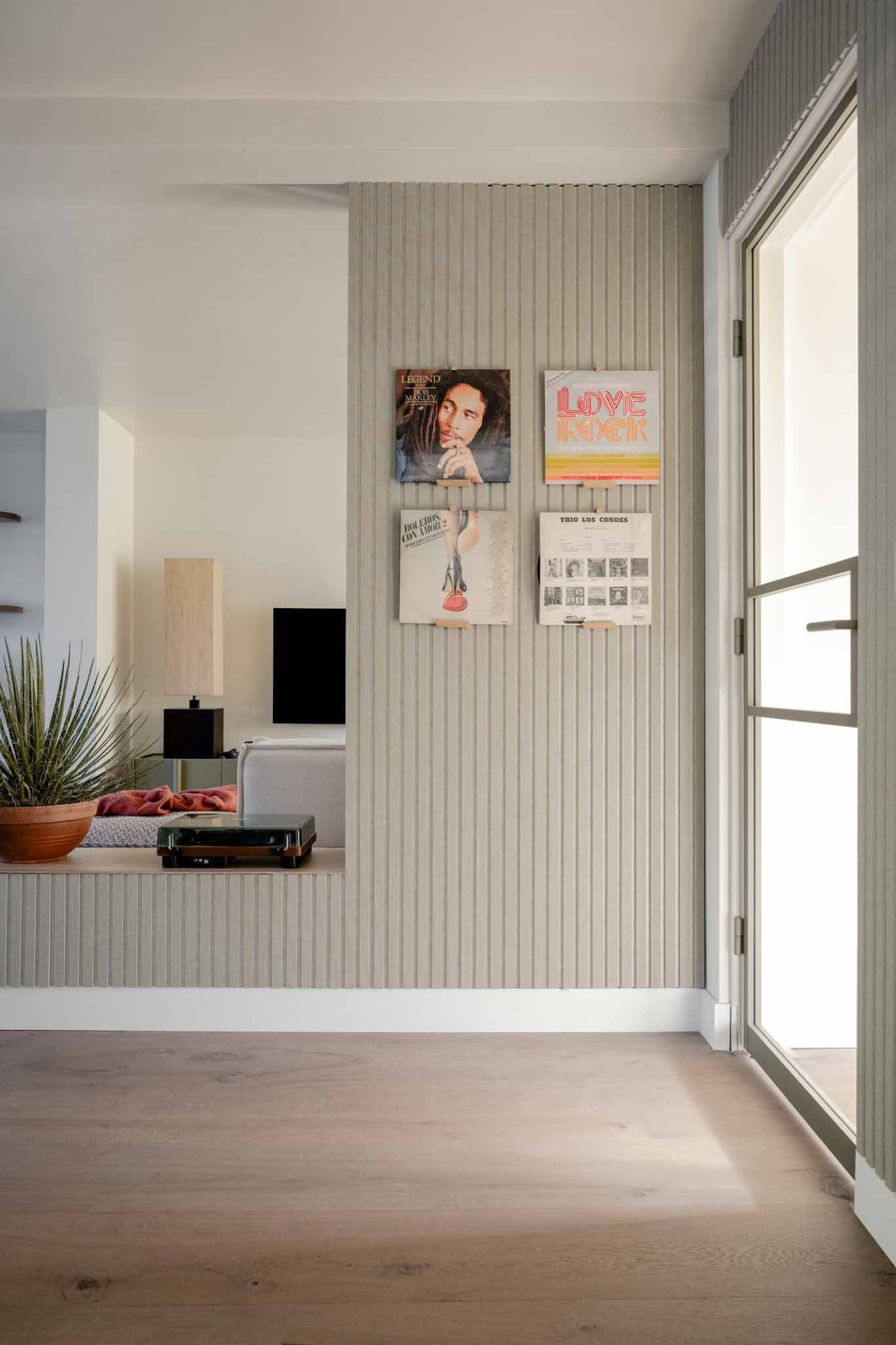 staallook deur en akoestische panelen van GewoonGers vt wonen