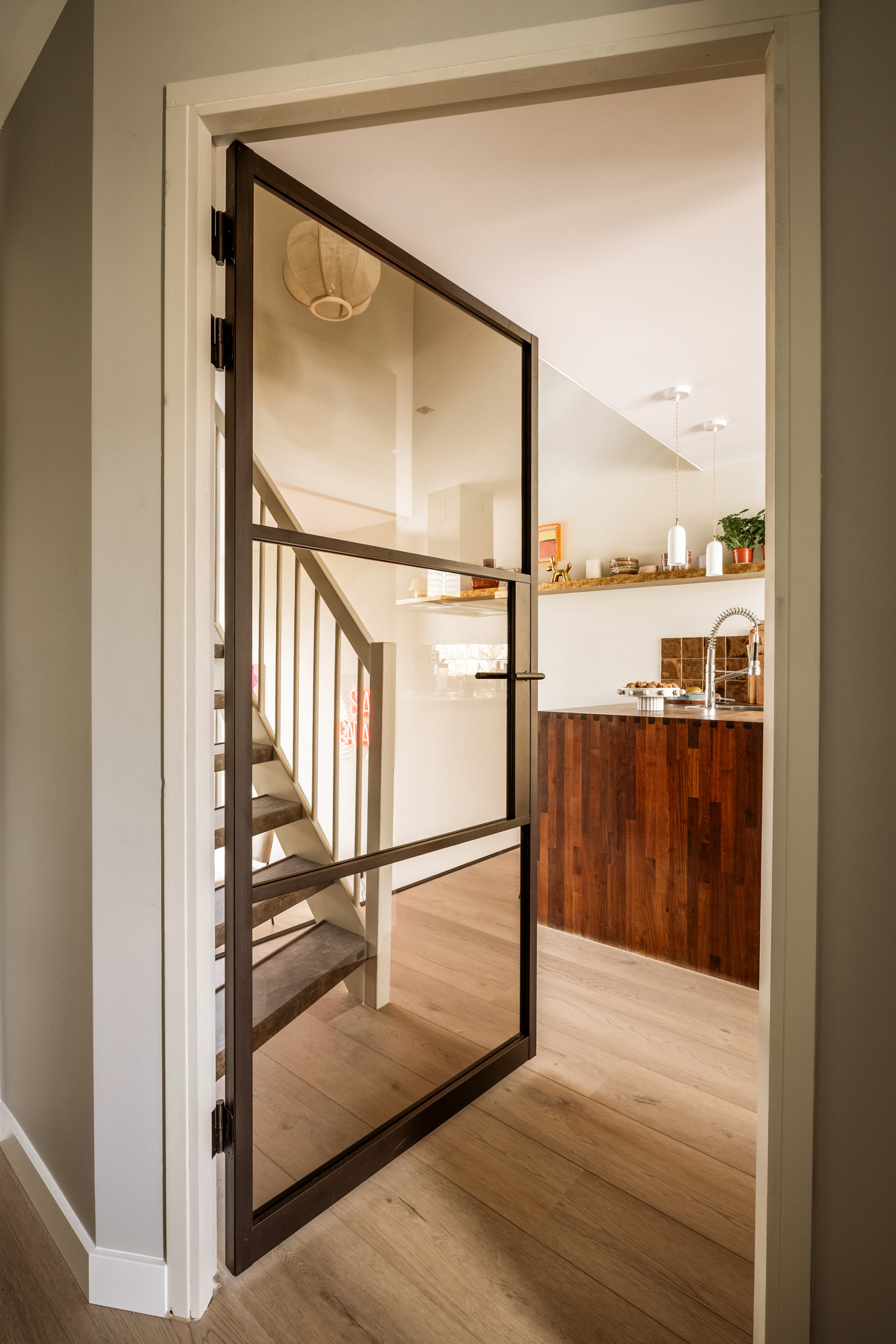 GewoonGers bronzen deur op maat voor bestaand houten kozijn gezien bij vtwonen