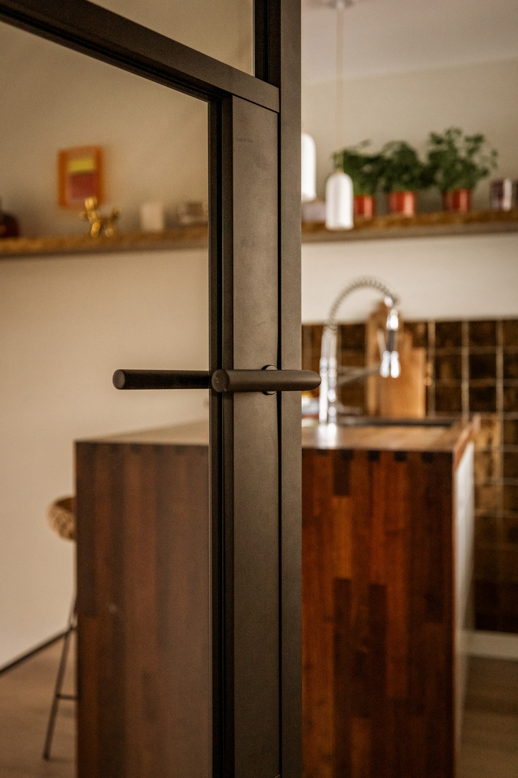 GewoonGers bronzen deur op maat voor bestaand houten kozijn gezien bij vtwonen