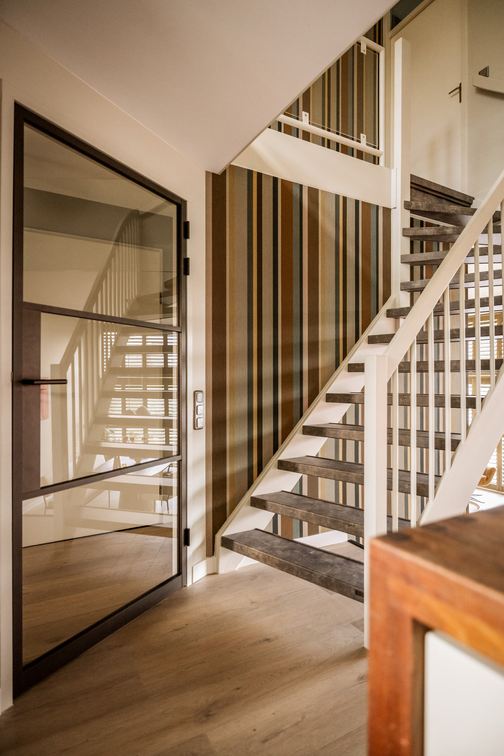 GewoonGers bronzen deur op maat voor bestaand houten kozijn gezien bij vtwonen