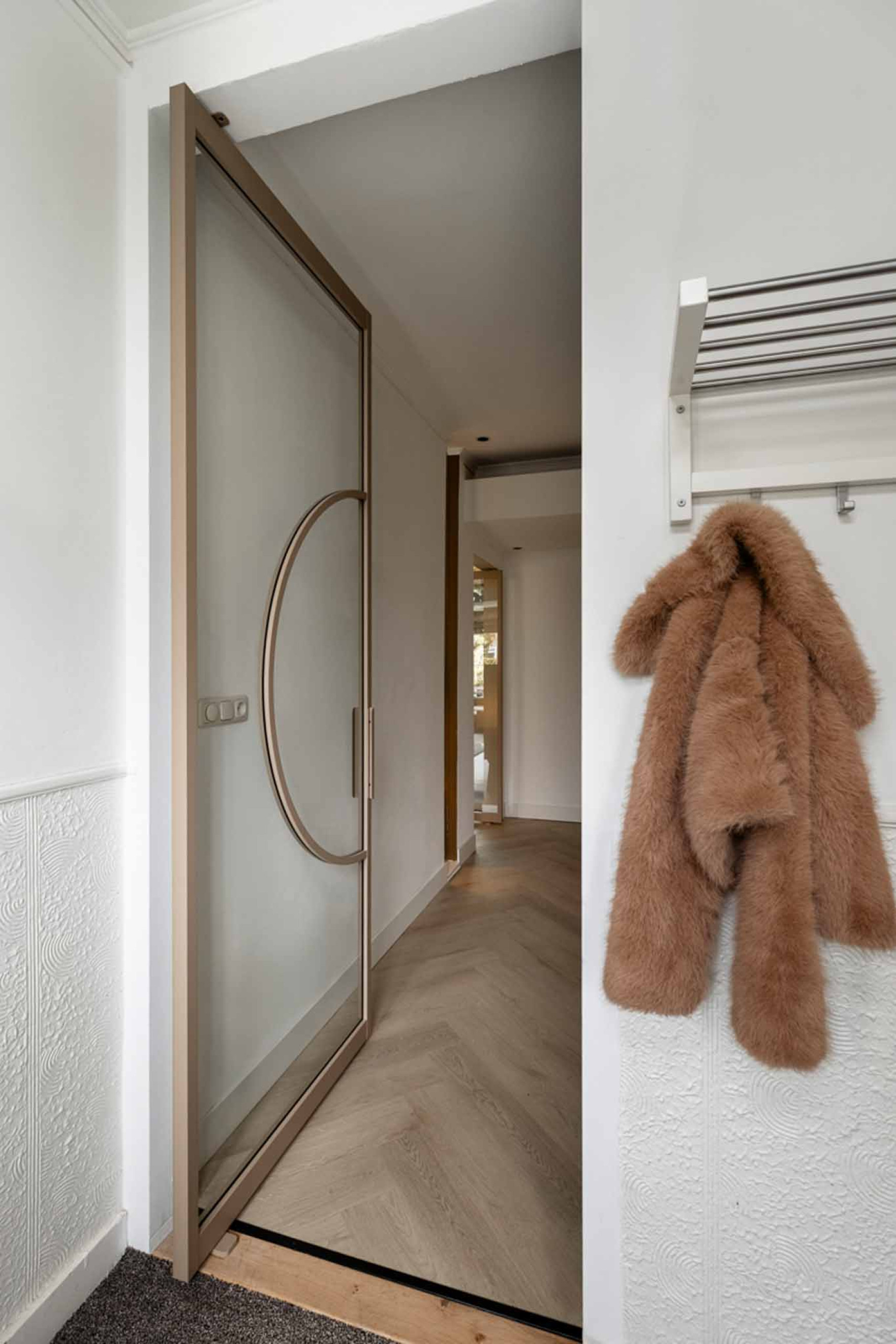 beige staallook deur gewoongers taatsdeur