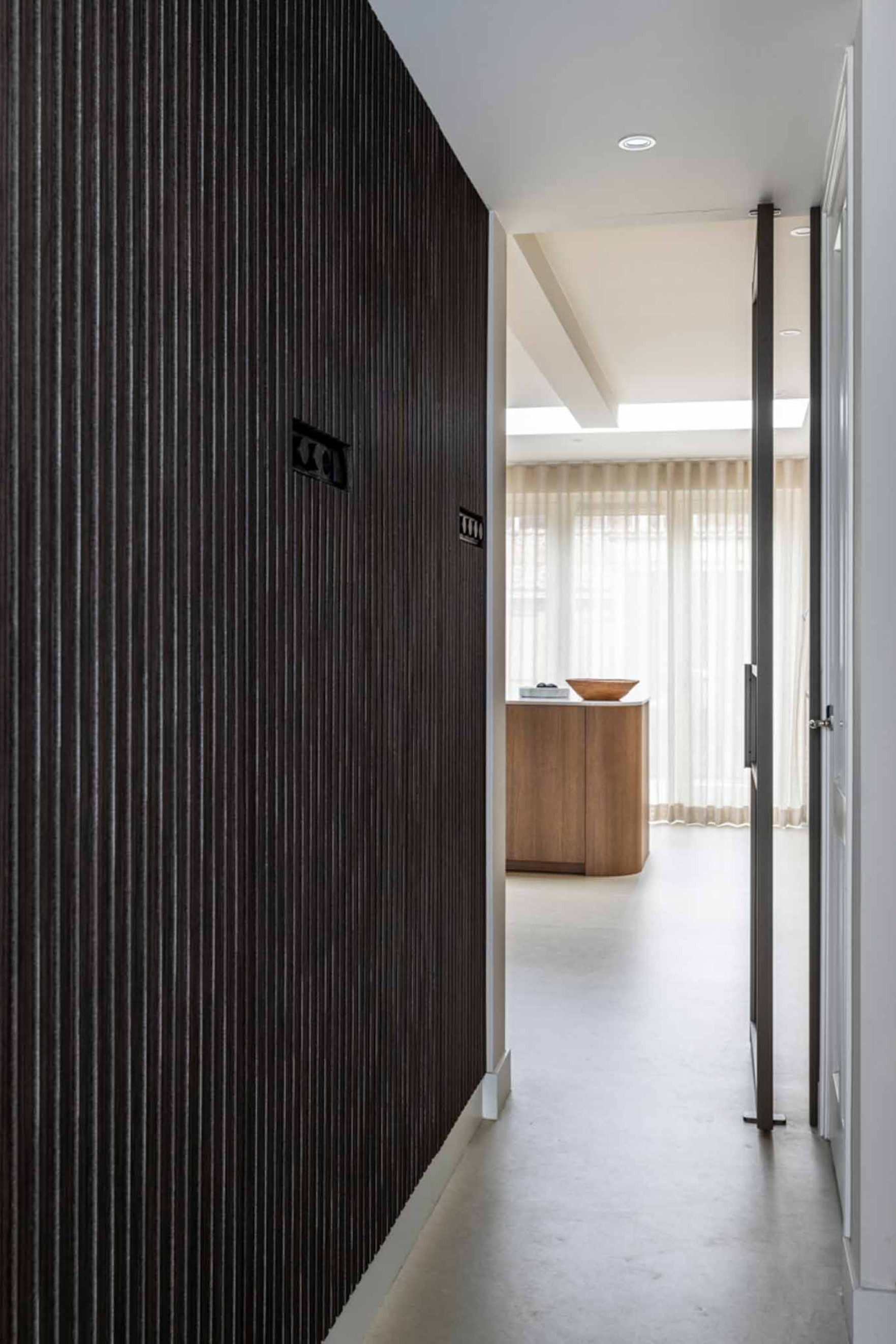 vtwonen interieur met bronzen taatsdeur van Gewoon Gers