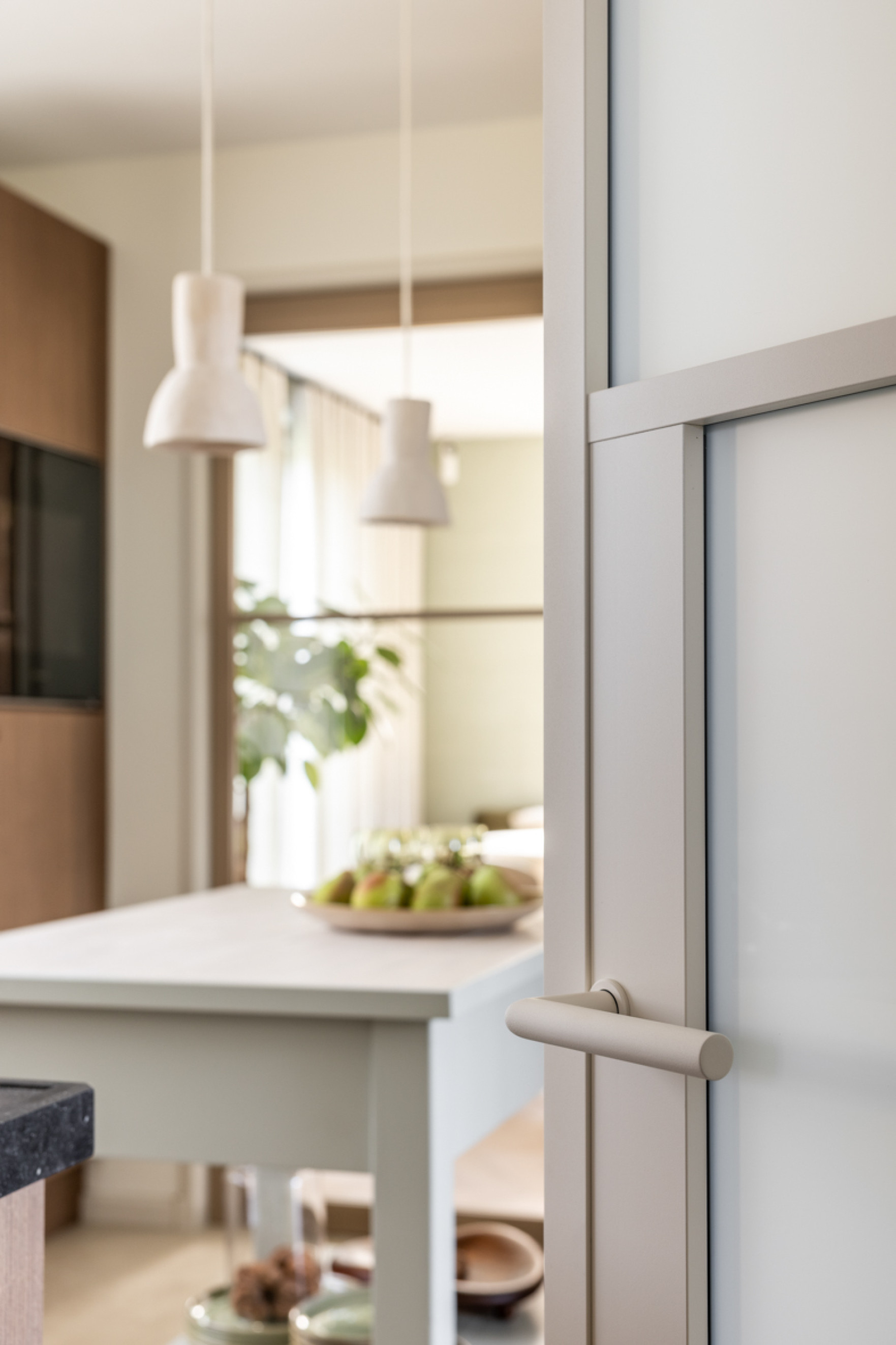 Binnenkijken vtwonen interieur met gekleurde stalen deur en melkglas