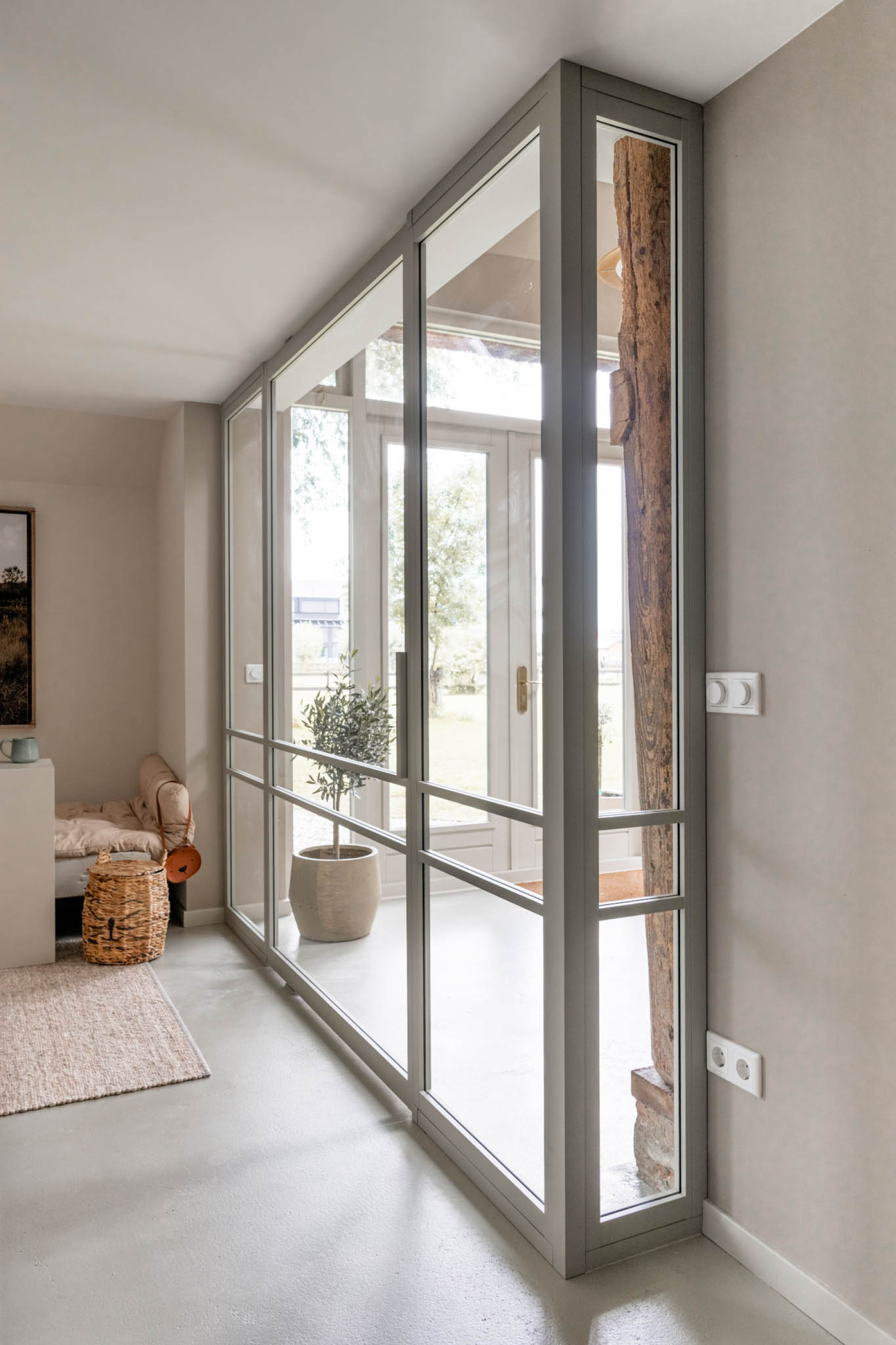 vtwonen interieur met extra brede aluminium taatsdeur van GewoonGers