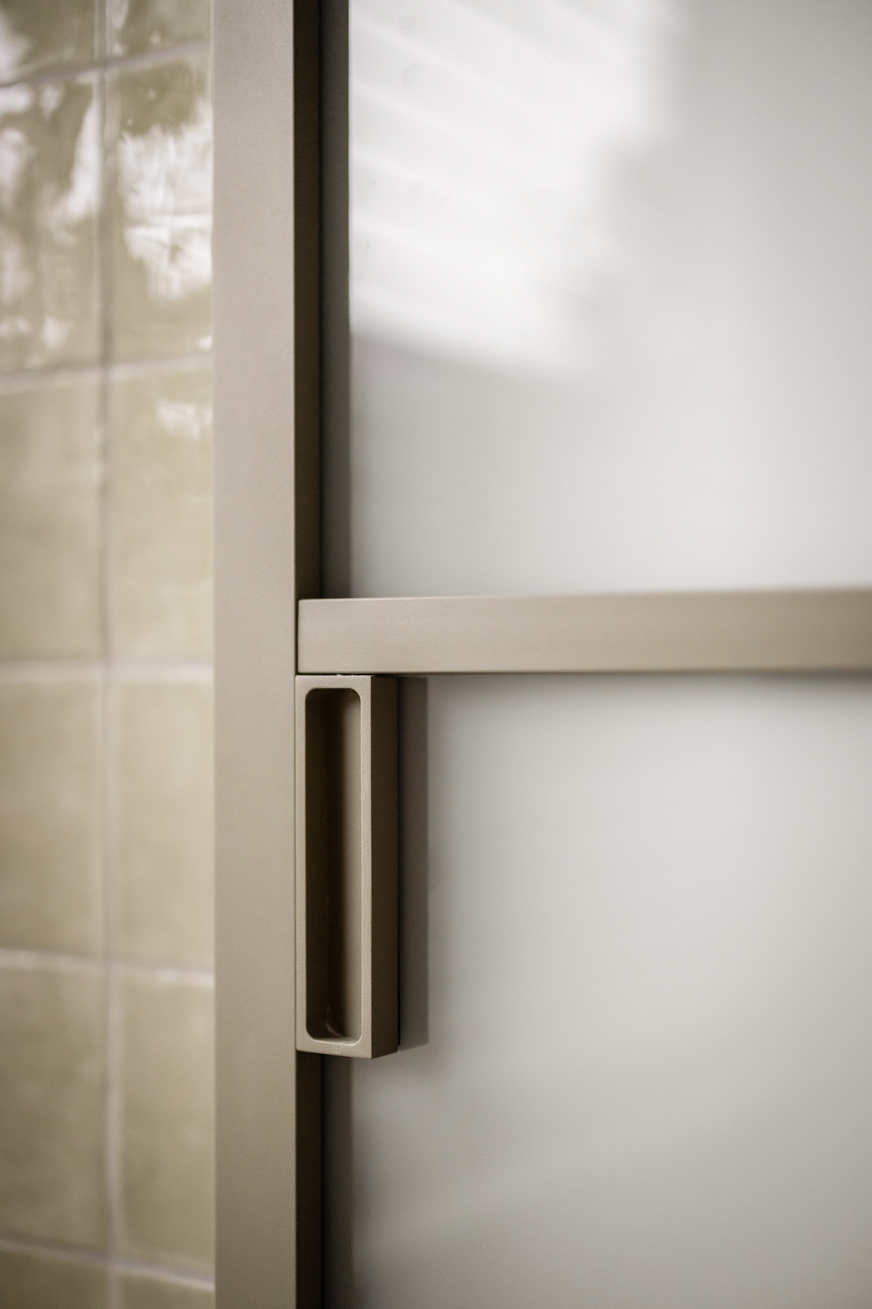 vtwonen en GewoonGers olijfgroene schuifdeur met melkglas