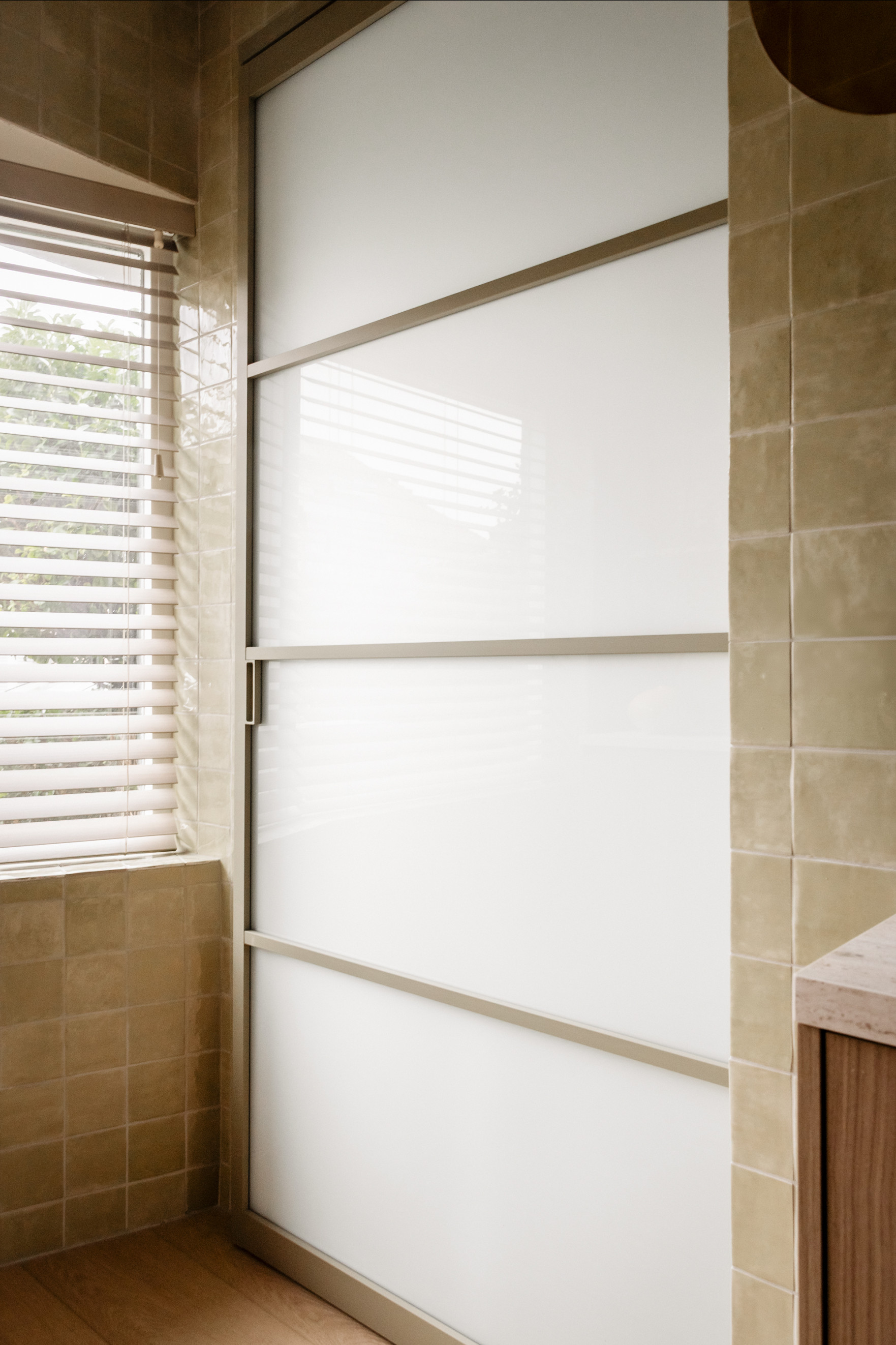 vtwonen en GewoonGers olijfgroene schuifdeur met melkglas