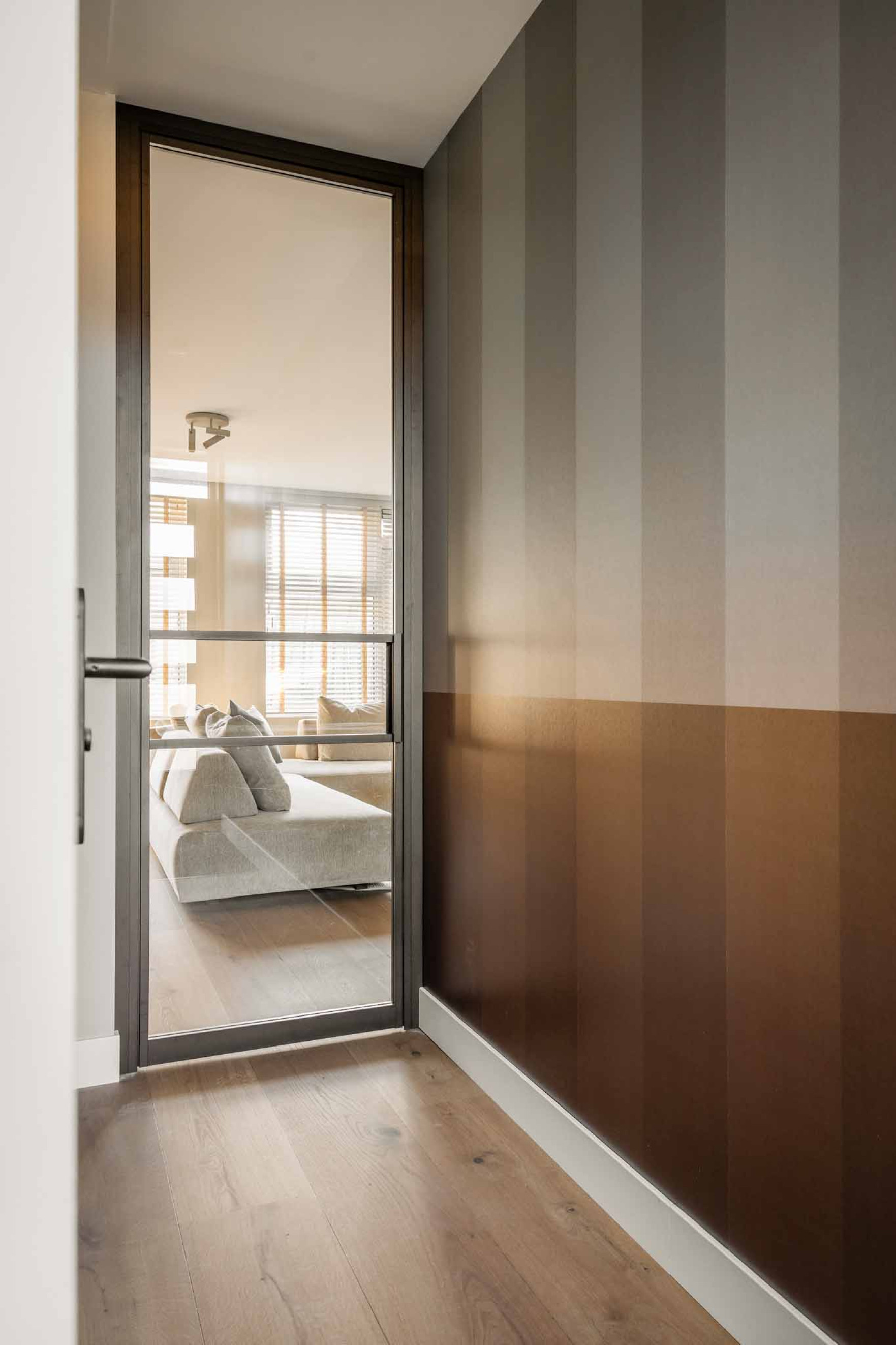 vtwonen hal met bronzen deur van GewoonGers