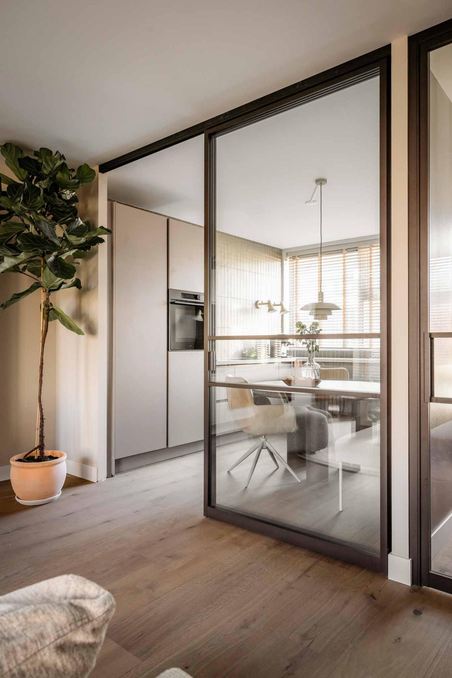 vtwonen woonkamer met roomdivider van GewoonGers