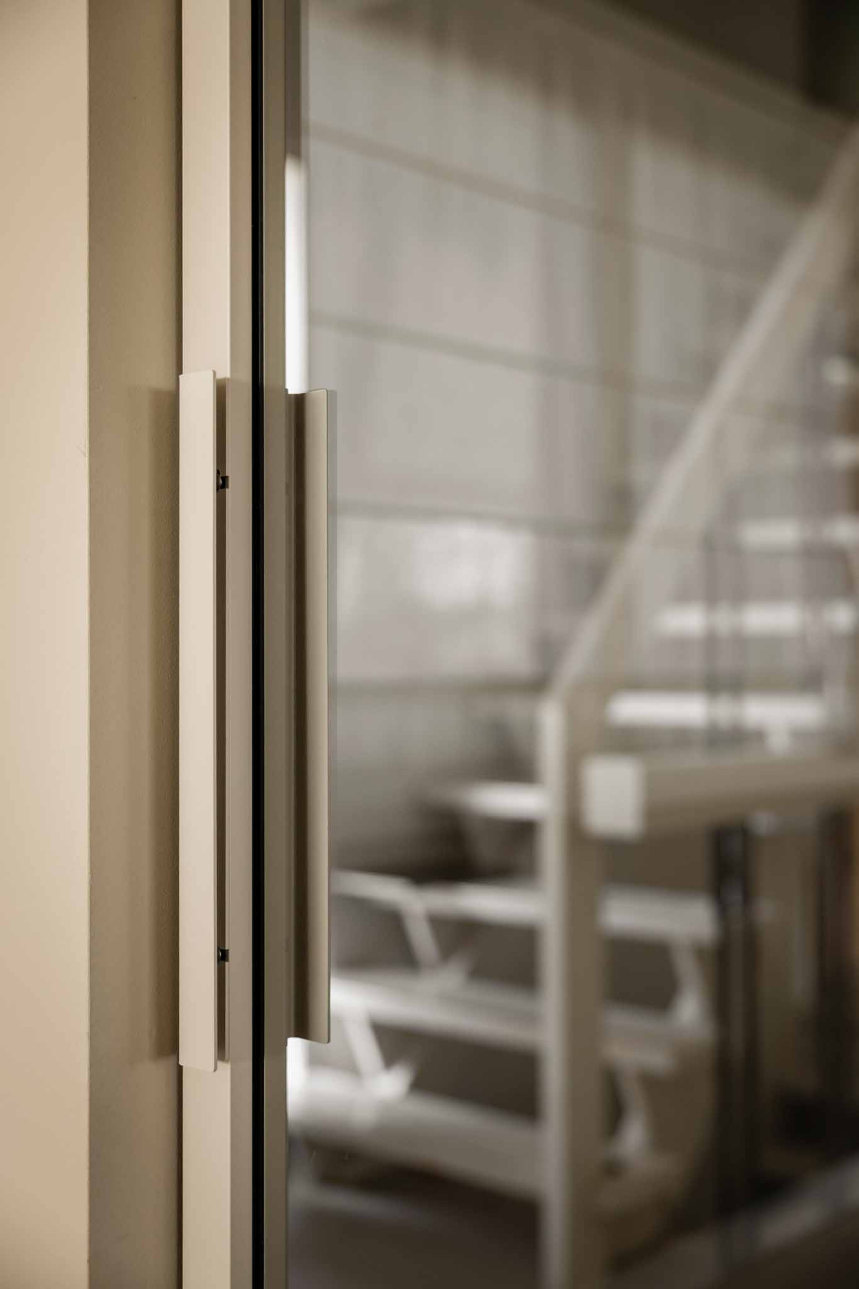 Details van lichtgrijze taatsdeur van GewoonGers