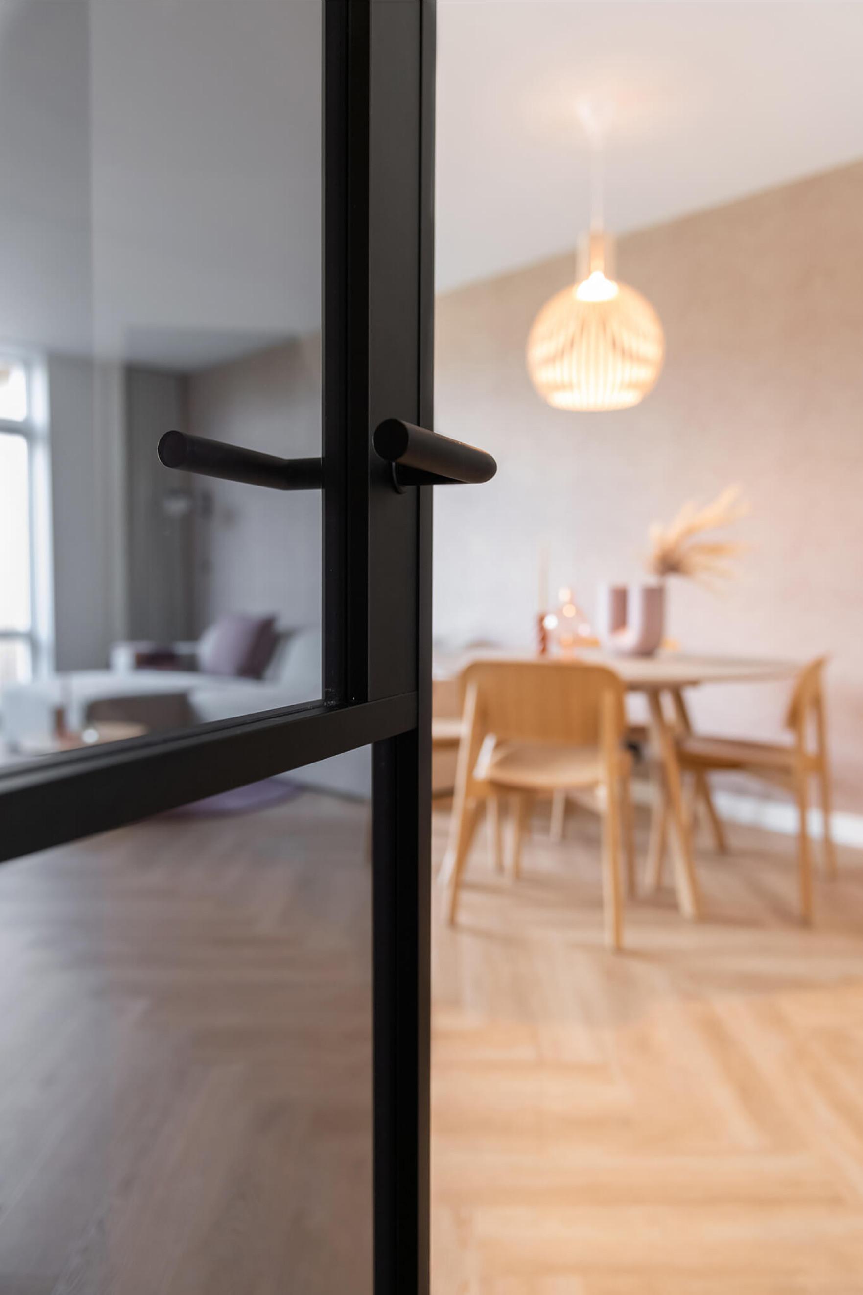 zwarte deur met rookglas